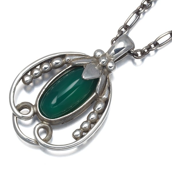 Georg Jensen Necklace Green Agate Heritage 1990 925 Sterling Silver: Georg Jensen Necklace Green Agate Heritage 1990 925 Sterling Silver Sterling silver necklace featuring a natural green agate pendant, crafted in the Heritage style by Georg Jensen. The 44cm long neckl