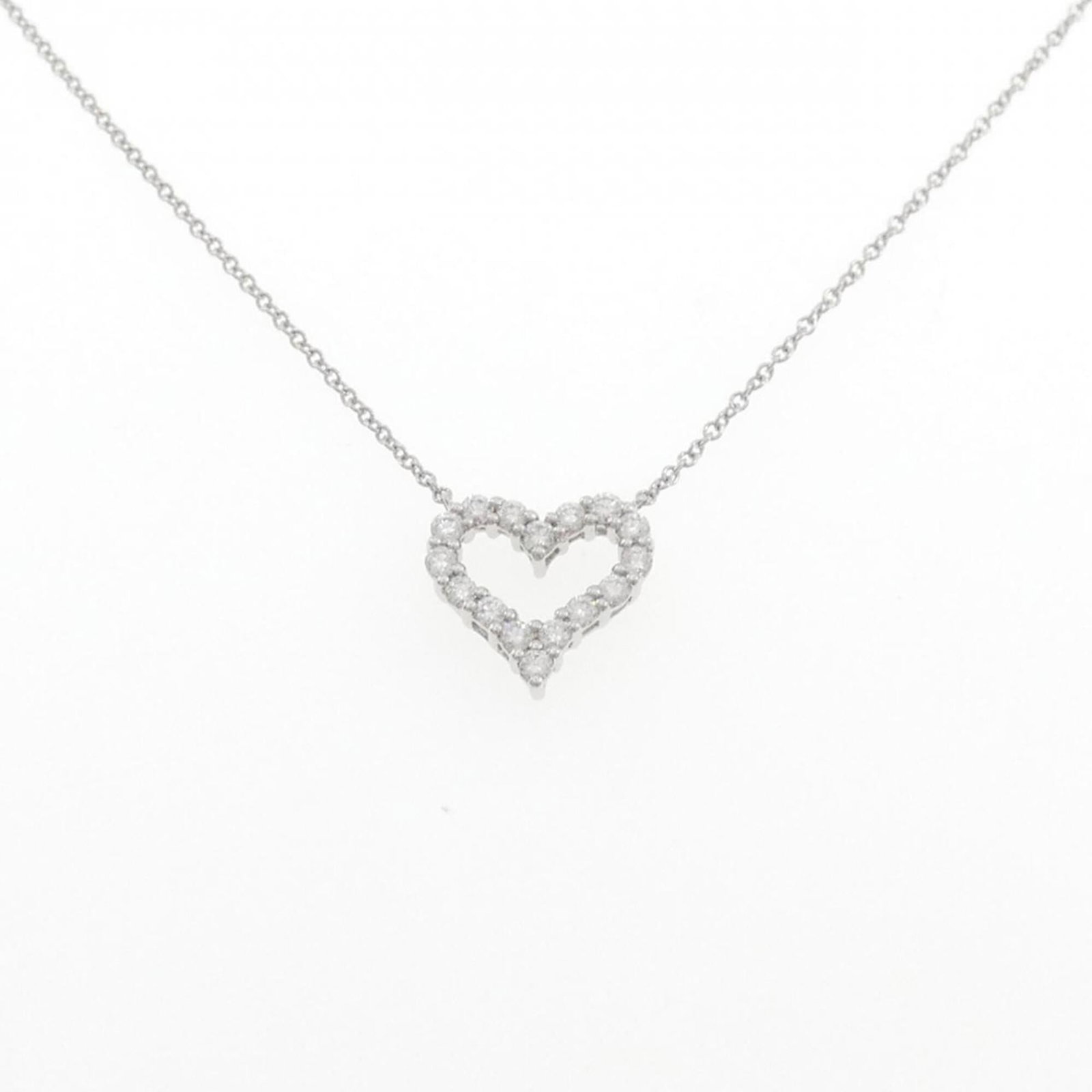 TIFFANY Platinum 950: TIFFANY Platinum 950 Tiffany Platinum 950 Necklace in Excellent Condition. This stunning necklace features a platinum 950 pendant with a 40 cm chain, showcasing a 11.1mm x 12mm pendant that measures 0