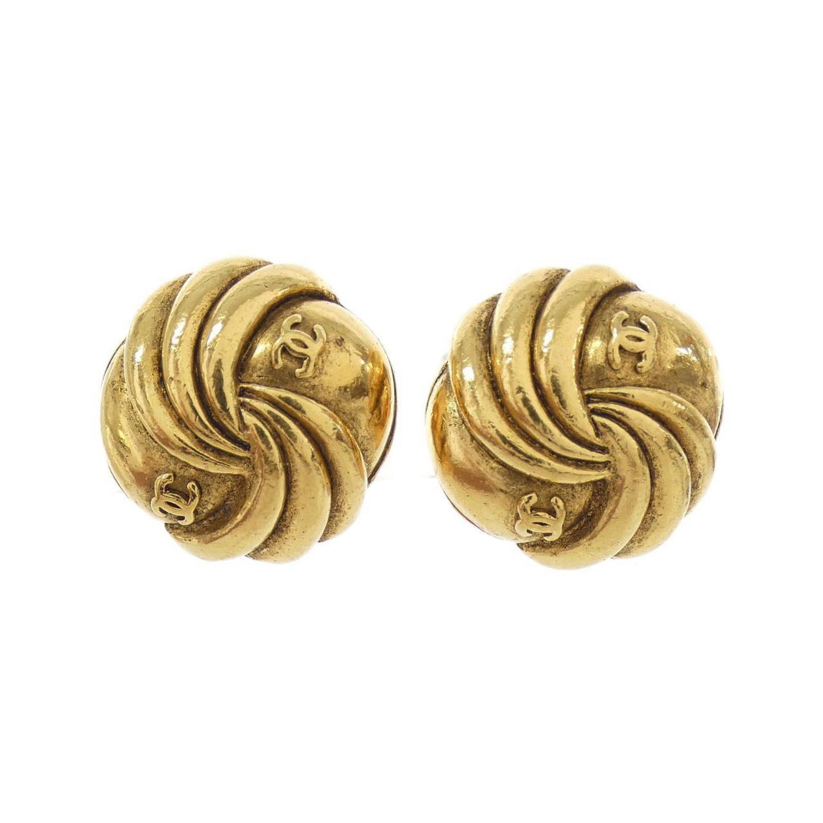 CHANEL Clip Earrings Gold: CHANEL Clip Earrings Gold Gold clip earrings from the iconic CHANEL brand, featuring a sleek and timeless design. Gently used with minor signs of wear, these earrings are in very good condition, with 
