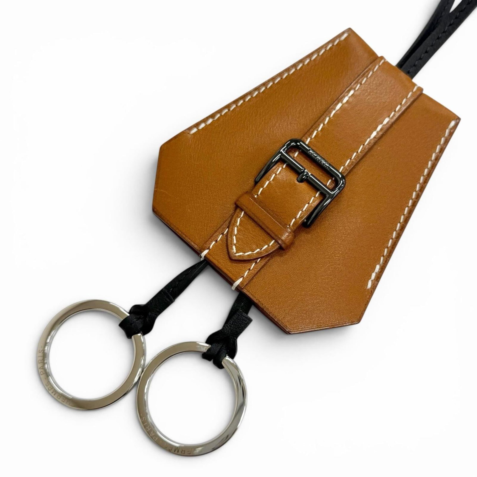 HERMES Leather Black Fauve: HERMES Leather Black Fauve The Hermes Leather Black Fauve necklace boasts a sleek, high-quality design with a 100 cm black leather strap and an 80mm x 80mm fauve-colored pendant. Made from genuine