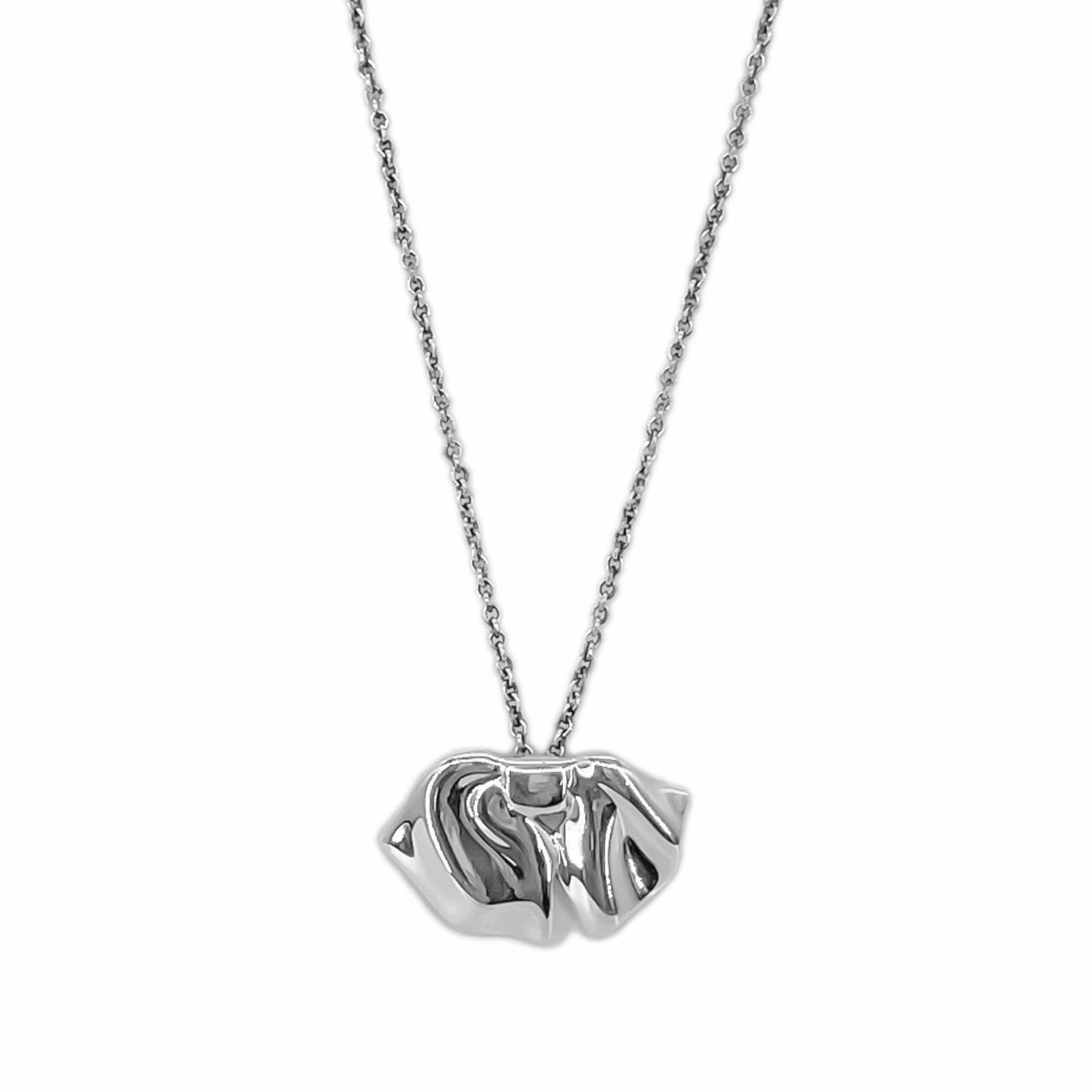 TIFFANY Silver 925: TIFFANY Silver 925 Silver 925 Tiffany Necklace, a delicate and elegant piece featuring a 15mm x 26mm pendant, is offered for sale. Gently used with minor signs of wear, this necklace boasts a 45 cm ci