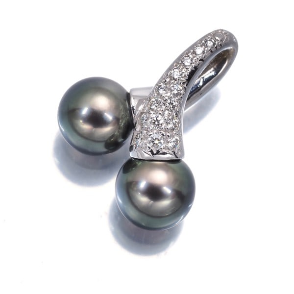Tasaki Pendant South Sea Pearl 8.6Mm/8.6Mm Diamond 0.17Ct Paved 18K Wg: Tasaki Pendant South Sea Pearl 8.6Mm/8.6Mm Diamond 0.17Ct Paved 18K Wg Tasaki Pendant South Sea Pearl 8.6Mm/8.6Mm Diamond 0.17Ct Paved 18K White Gold features a stunning 8.6mm South Sea pearl