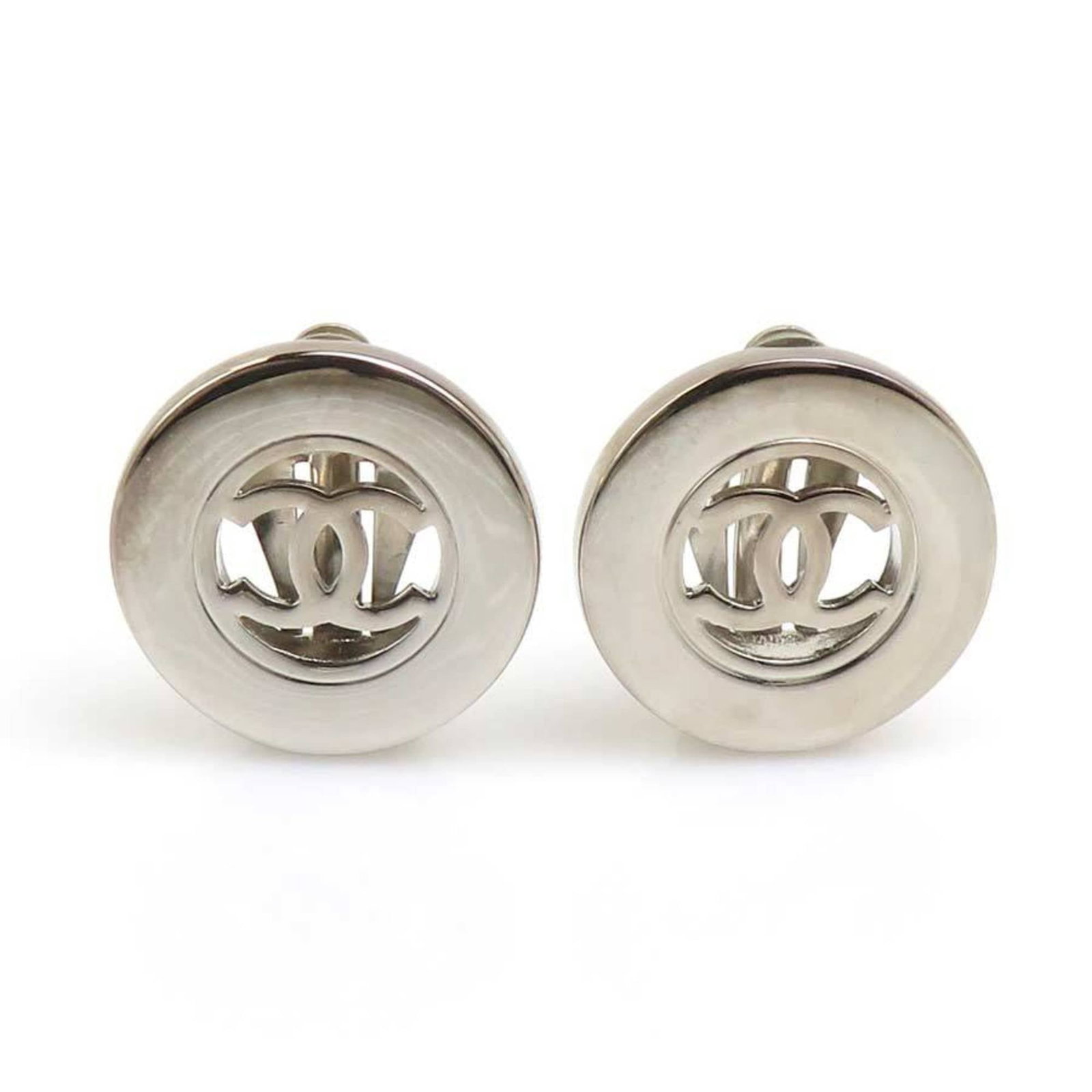 CHANEL Clip Earrings Metal: CHANEL Clip Earrings Metal Silver Clip Earrings from Chanel, featuring a sleek metal design with visible wear, scratches, and scuffs. Made from metal, these clip earrings are a classic accessory from 