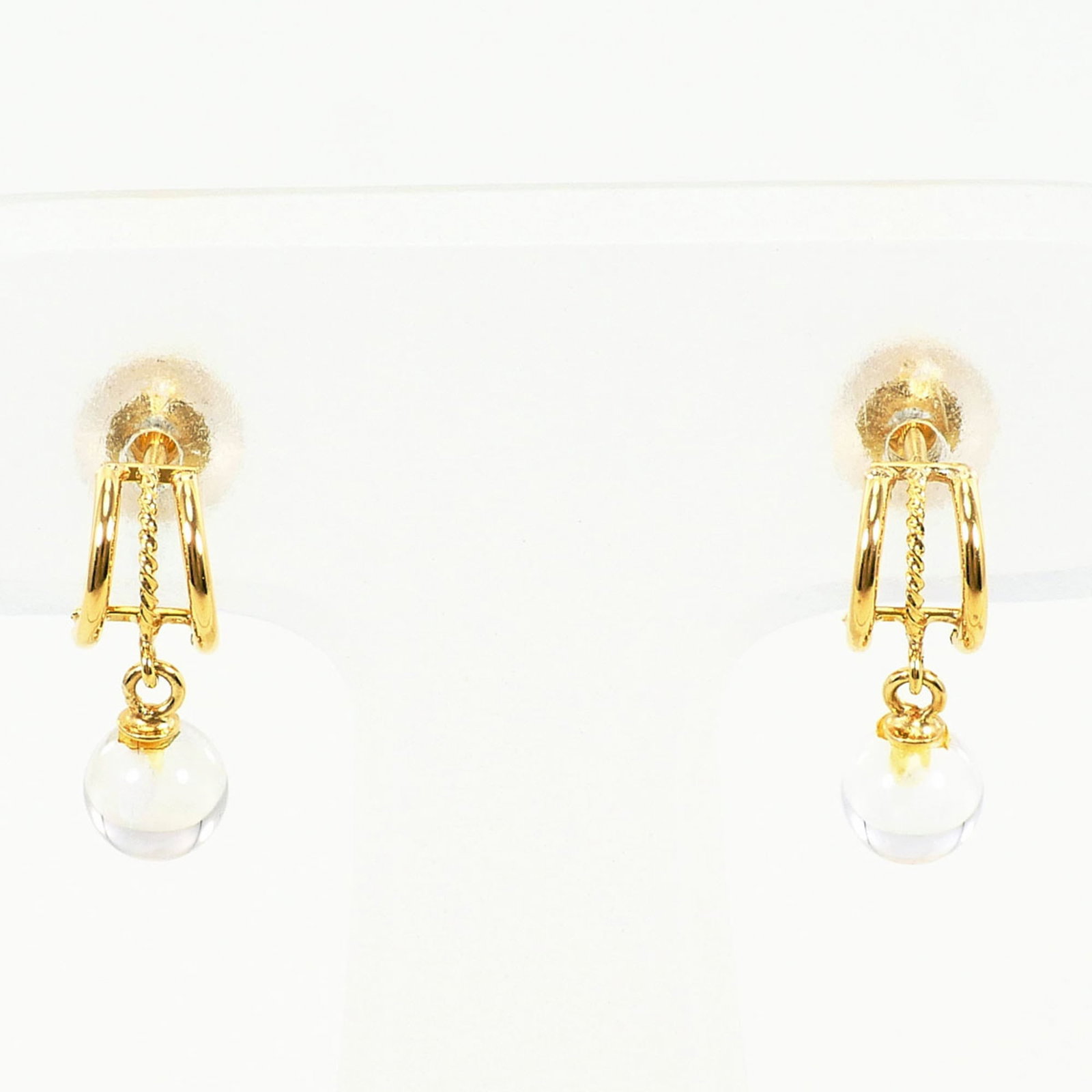 Stud Earrings Yellow Gold (18K): Stud Earrings Yellow Gold (18K) Stud earrings in 18K yellow gold, featuring a quartz stone, are available for purchase. Weighing 0.6g, these earrings showcase a subtle yellow gold hue. In excellent co