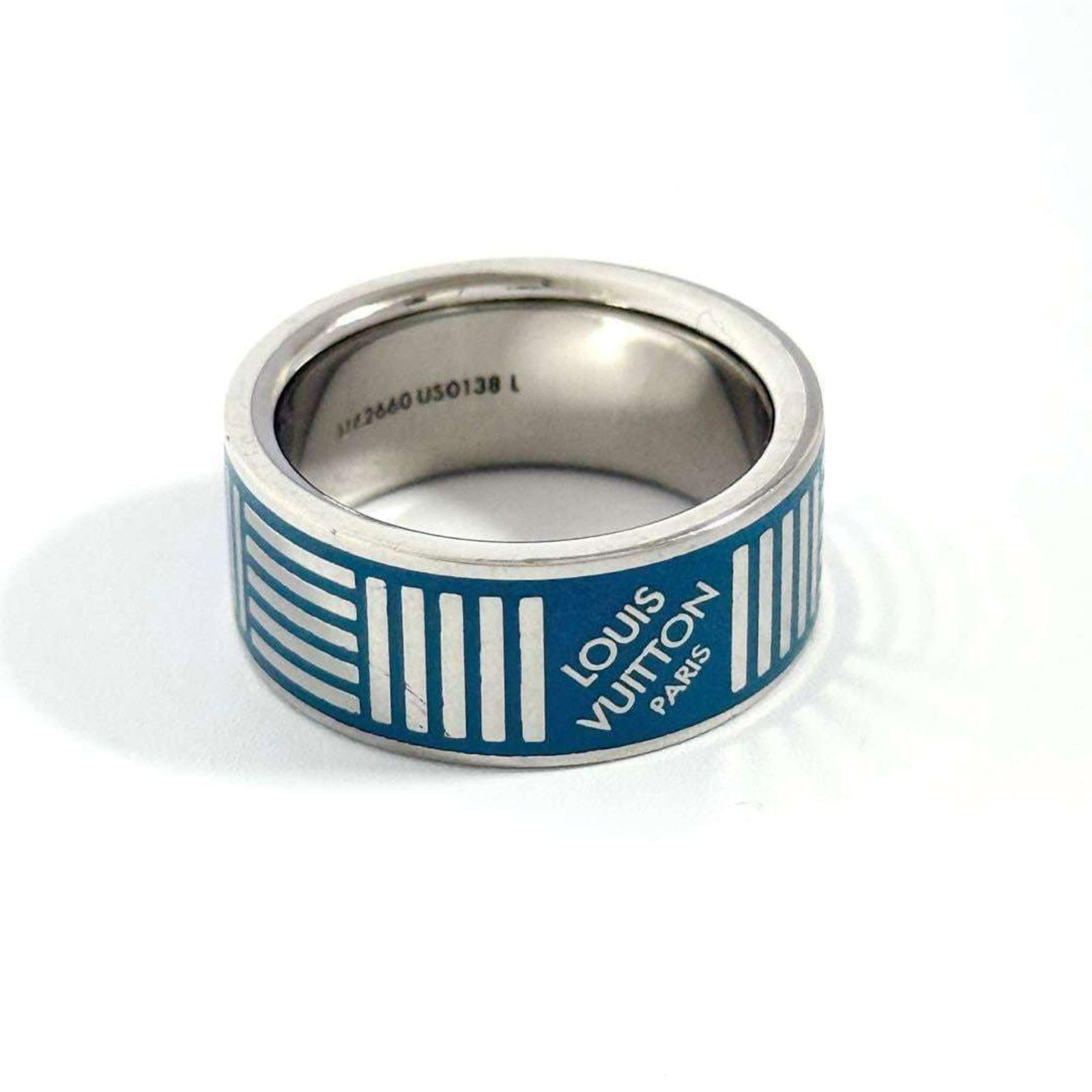 LOUIS VUITTON Band Ring Metal: LOUIS VUITTON Band Ring Metal Metal band ring from Louis Vuitton, a classic design element of the iconic brand. The item features a metal construction and a US size 10 fit, with minor signs of wear an