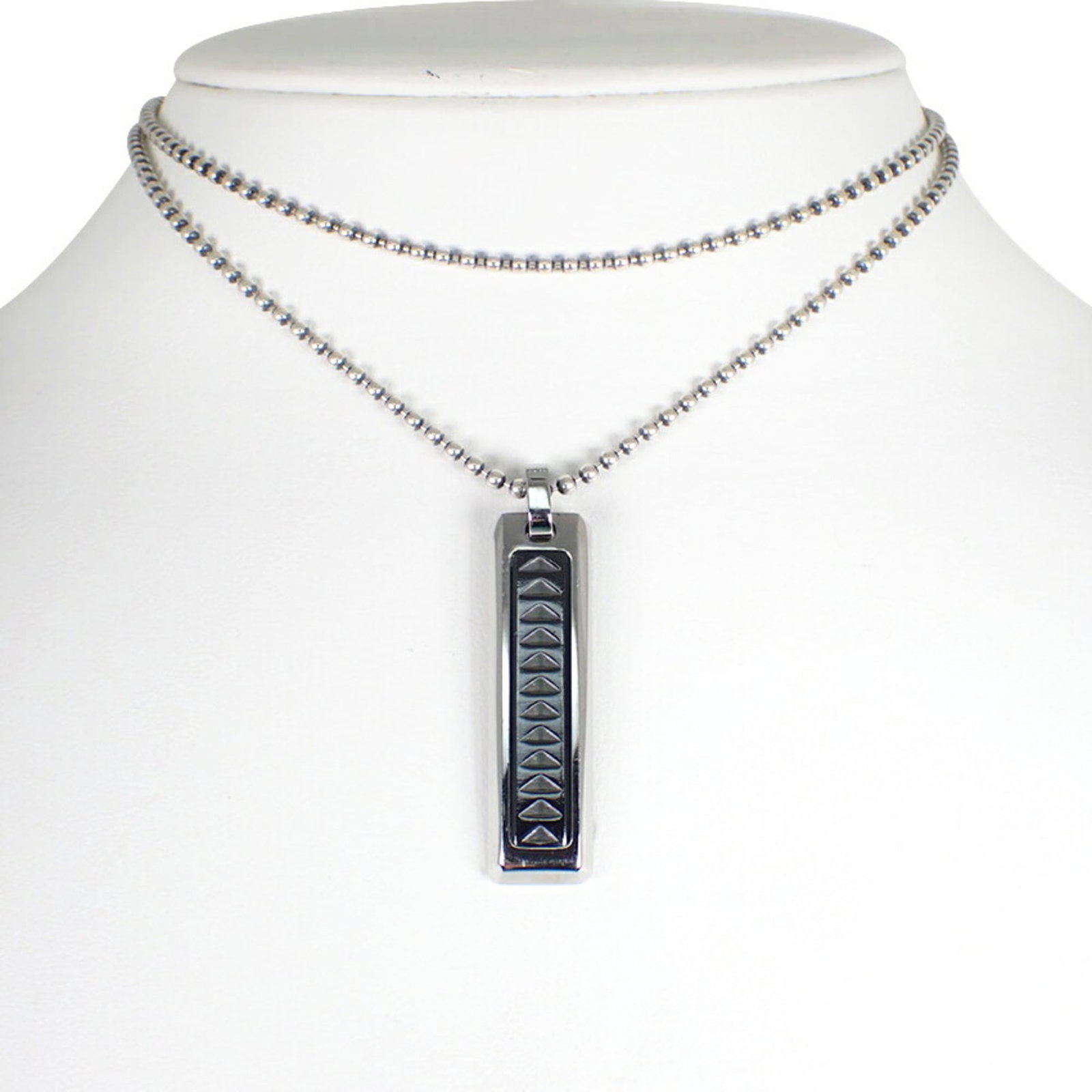TIFFANY Sterling Silver 925 Titanium: TIFFANY Sterling Silver 925 Titanium Sterling silver 925 Titanium necklace from Tiffany, featuring a 40mm x 9.9mm pendant, crafted with a combination of high-quality materials for a luxurious look and