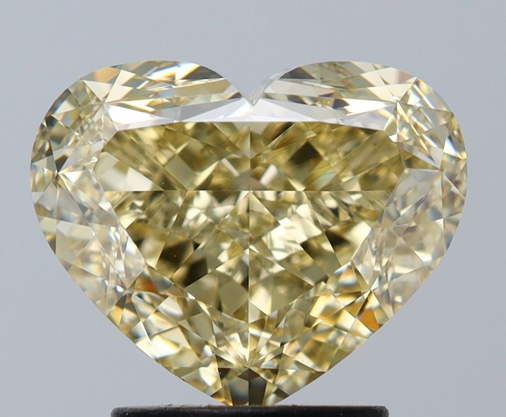 GIA Heart 3.01ct Fancy Yellow VVS2 - Loose Natural Diamond: GIA Heart 3.01ct Fancy Yellow VVS2 - Loose Natural Diamond 3.01ct Fancy Yellow VVS2 diamond, certified by the Gemological Institute of America (GIA), boasts exceptional clarity and a vibrant fancy