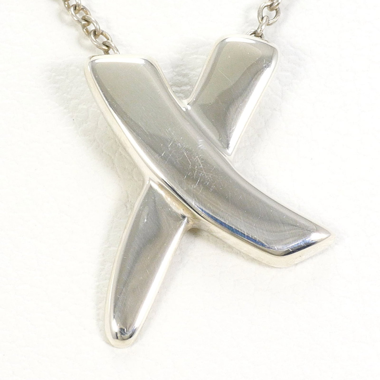 TIFFANY Silver 925: TIFFANY Silver 925 Silver 925 pendant is 14mm x 12mm in size, with a 41 cm / 16.14'' adjustable neck circumference. This Tiffany necklace features a silver 925 material and a silver color. It is in
