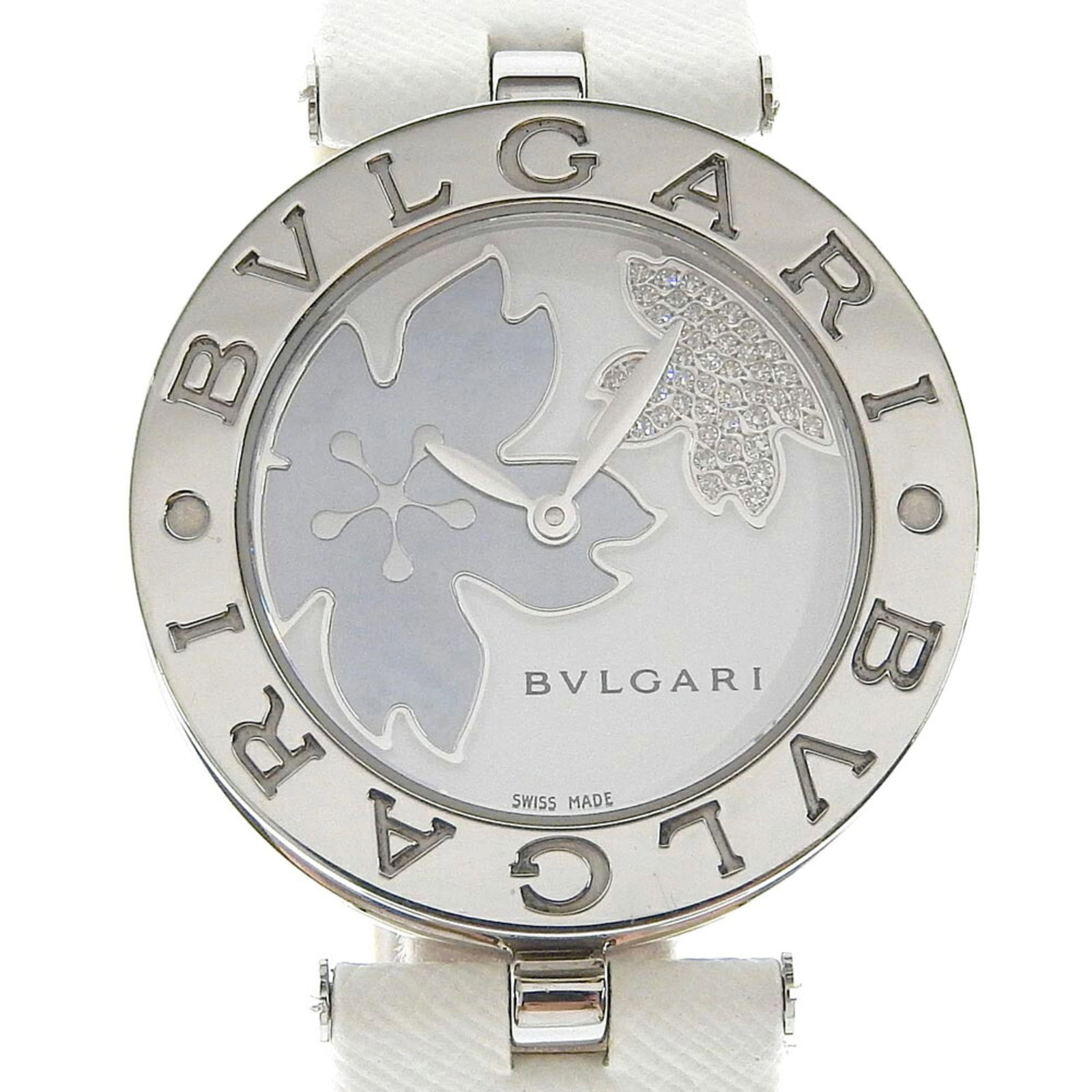 BVLGARI Wristwatch Stainless Steel: BVLGARI Wristwatch Stainless Steel Stainless steel BVLGARI wristwatch with a white shell dial, featuring an analog display. This gently used timepiece boasts a 30mm case diameter and adjustable stainl