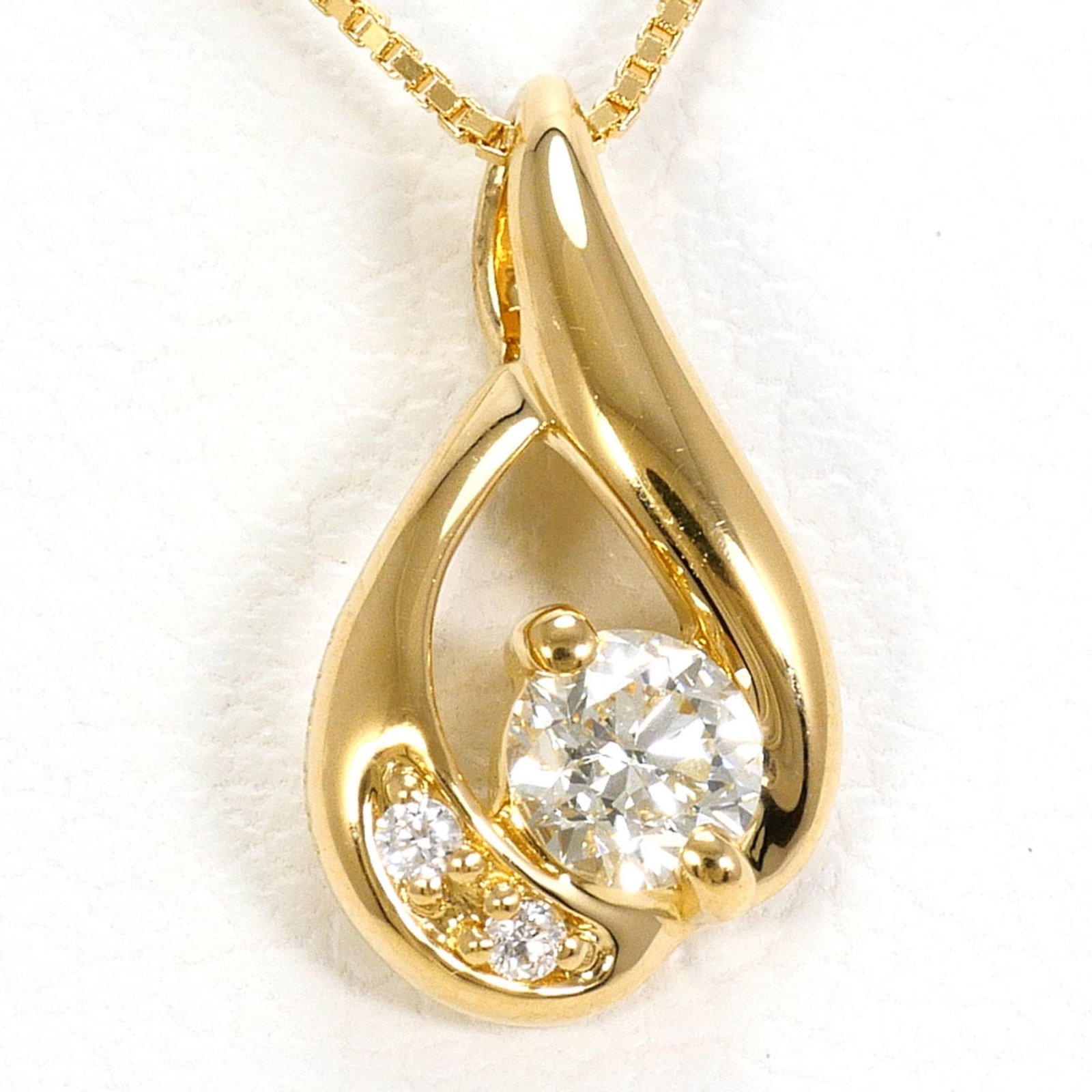 Yellow Gold (18K): Yellow Gold (18K) Yellow gold (18K) necklace with a 1.7g diamond pendant, featuring a 40 cm circumference and 12mm x 6mm pendant size, in like new condition with faint traces of wear. The necklace is 