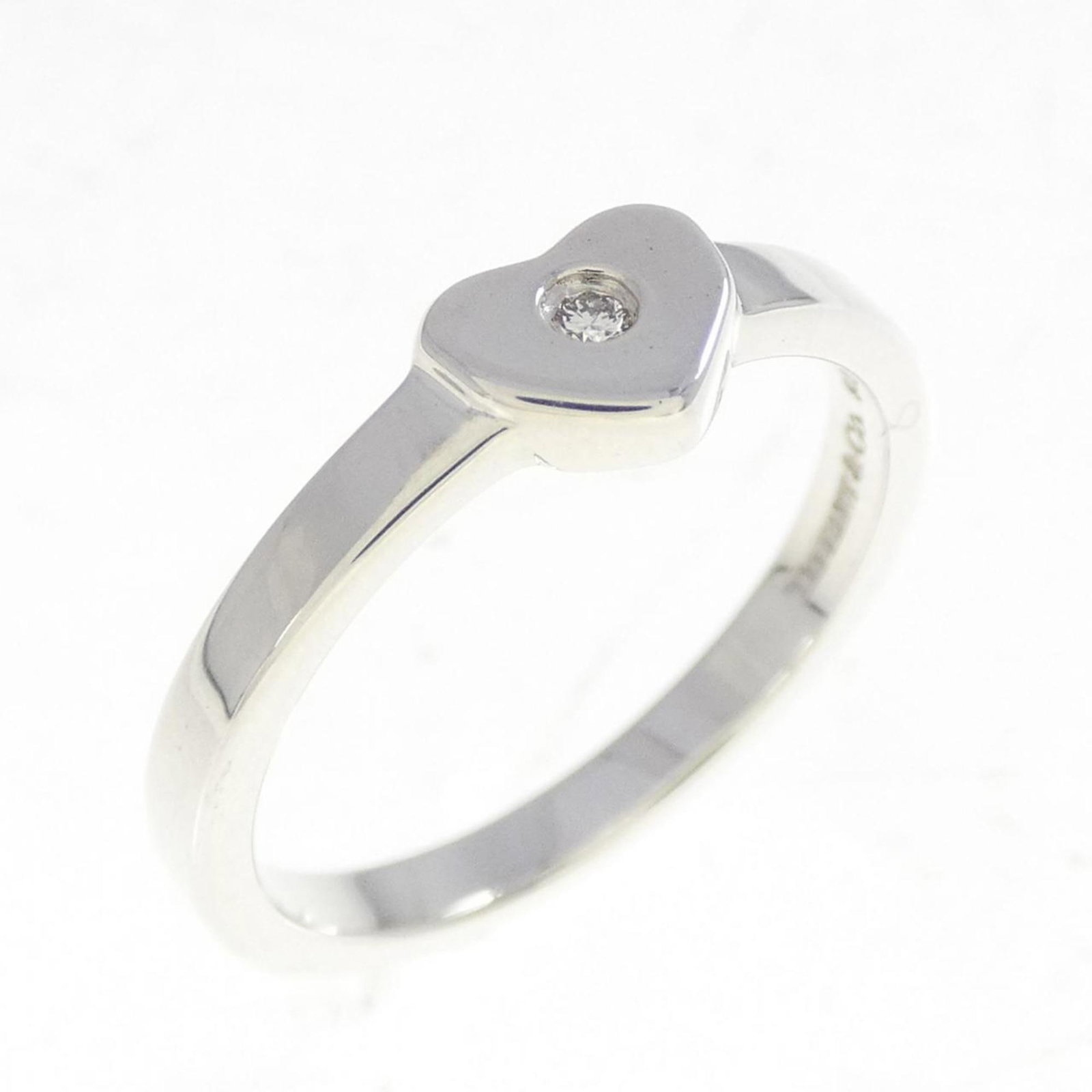 TIFFANY Band Ring Silver 925: TIFFANY Band Ring Silver 925 Silver 925 band ring from Tiffany's features a diamond stone and a classic heart design, crafted from high-quality sterling silver. The ring is in very good condition, wit