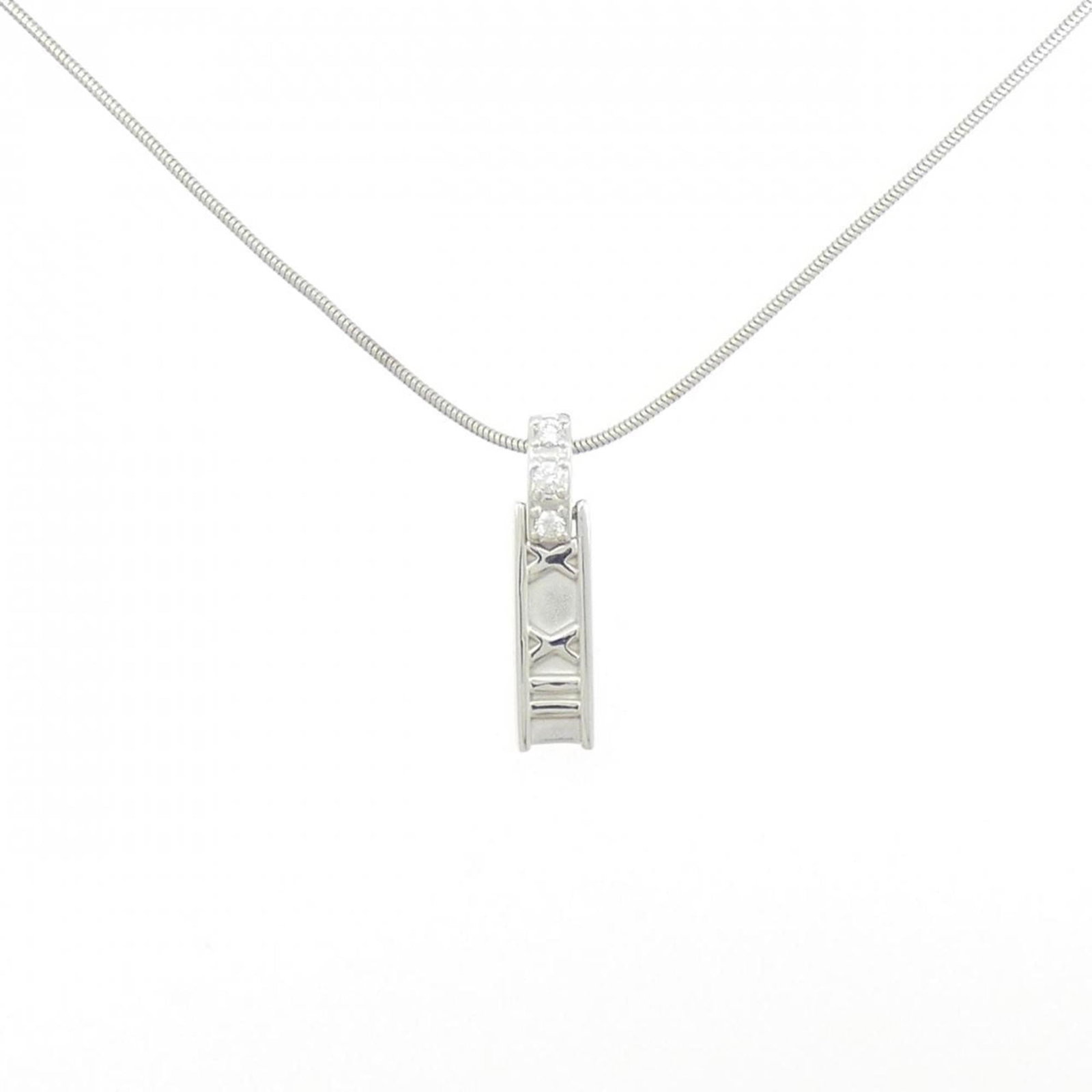 TIFFANY White Gold (18K): TIFFANY White Gold (18K) Tiffany's 18K white gold Atlas necklace features a stunning diamond pendant, carefully crafted to add a touch of elegance to any outfit. The necklace boasts a 42 cm