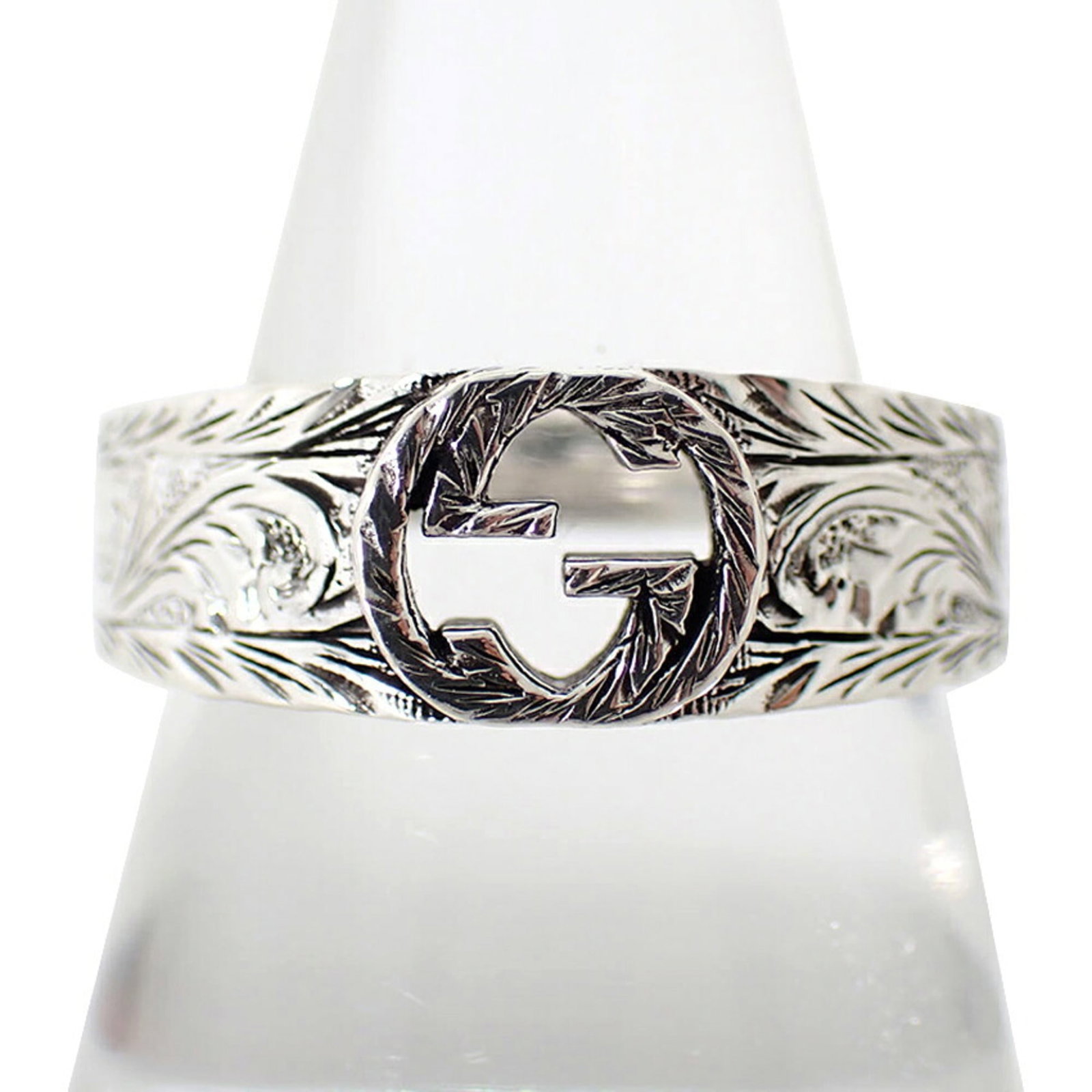 GUCCI Band Ring Sterling Silver 925: GUCCI Band Ring Sterling Silver 925 Sterling silver 925 band ring from Gucci, featuring a sleek and sophisticated design. The ring bears minor signs of wear, with small scratches or light marks, but r