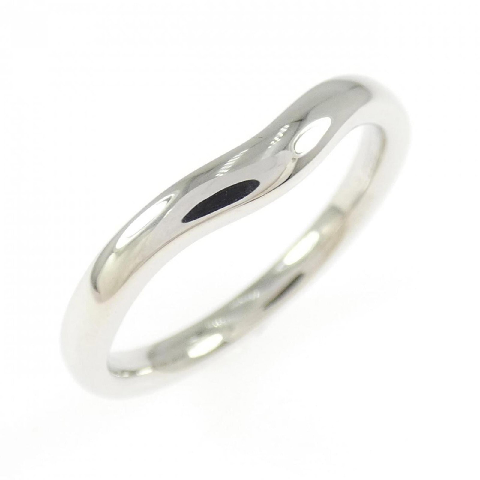 TIFFANY Band Ring Platinum 950: TIFFANY Band Ring Platinum 950 Platinum 950 Tiffany band ring in excellent condition, featuring a sturdy platinum band with a classic design. The ring shows minor signs of wear, with small scratches