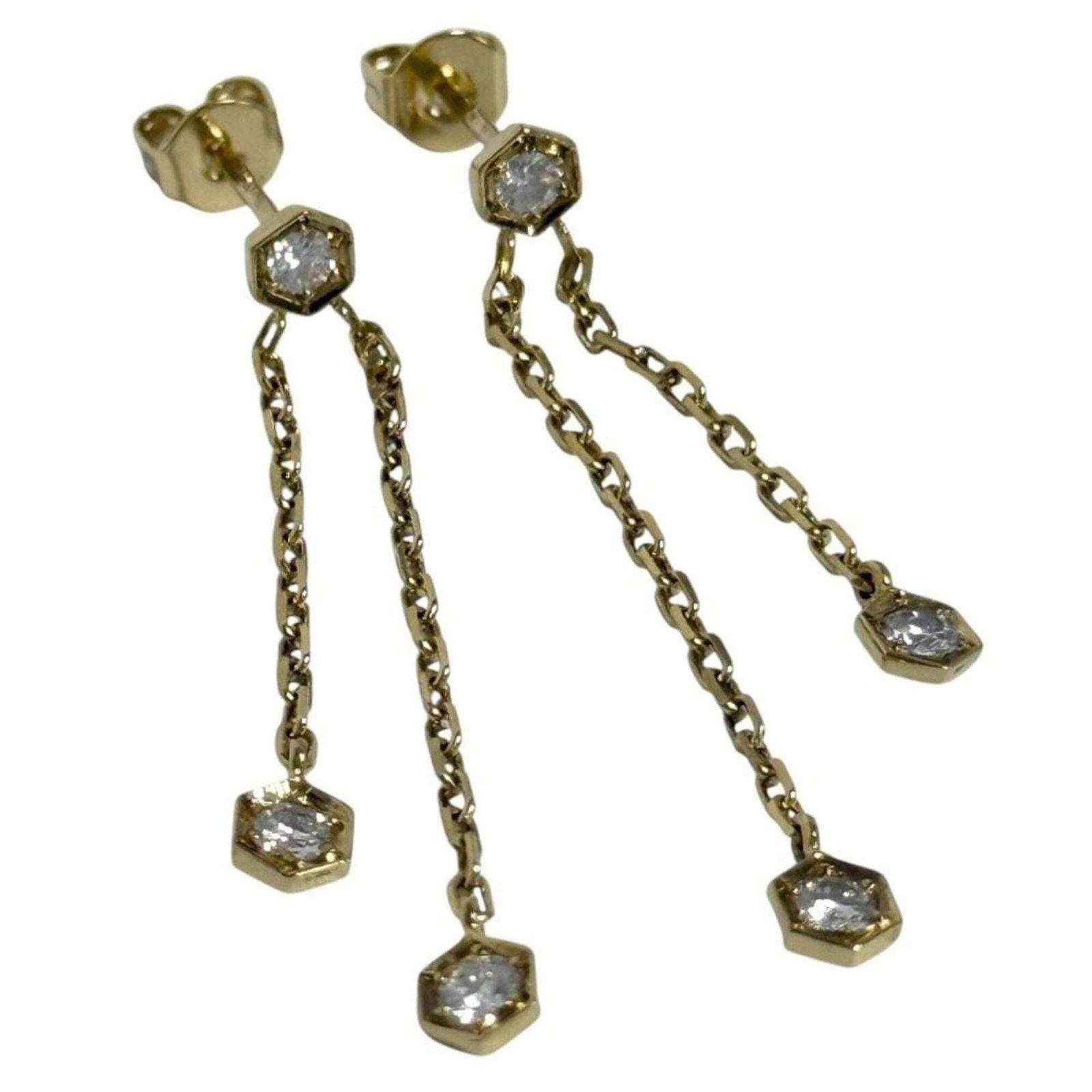 PIAGET Drop Earrings Metal Yellow Gold (18K): PIAGET Drop Earrings Metal Yellow Gold (18K) Piaget's Drop Earrings in 18K Yellow Gold are a stylish and elegant accessory. Made from high-quality metal, these drop earrings feature a subtle yellow