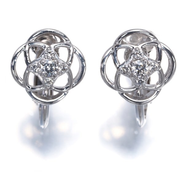 Tasaki Earrings Diamond 0.08Ct/0.08Ct Flower 18K 750 White Gold: Tasaki Earrings Diamond 0.08Ct/0.08Ct Flower 18K 750 White Gold Tasaki Earrings Diamond 0.08Ct/0.08Ct Flower 18K 750 White Gold - A delicate clip-on earring featuring a beautiful flower design