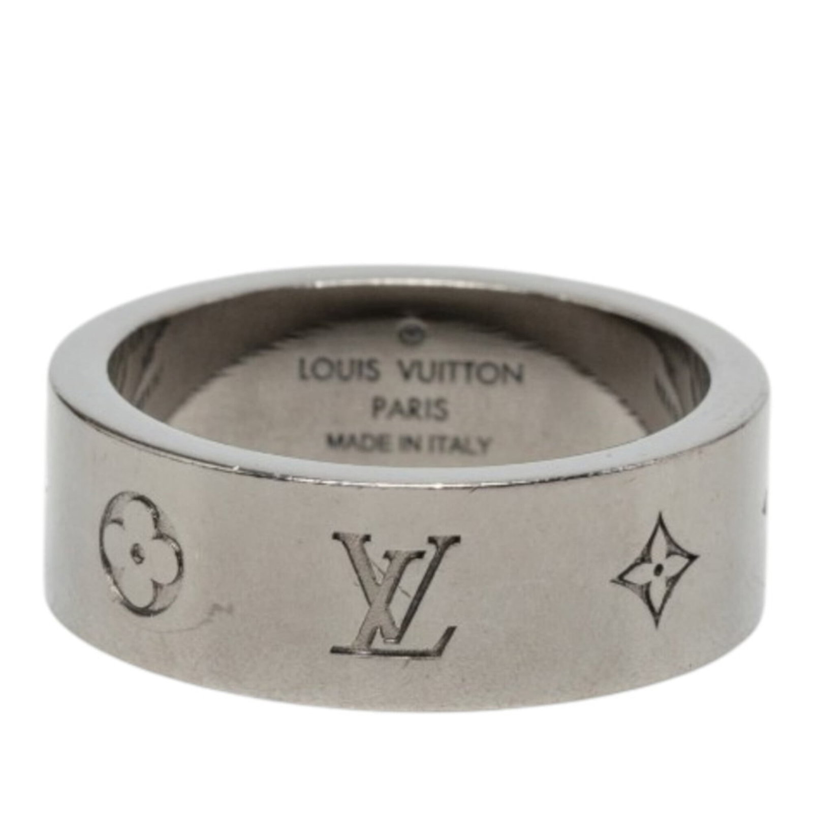LOUIS VUITTON Band Ring Metal: LOUIS VUITTON Band Ring Metal Silver Louis Vuitton Band Ring Metal, a men's band ring with visible scratches and scuffs, is a pre-owned accessory in good condition. Made from metal, this ring bears a 