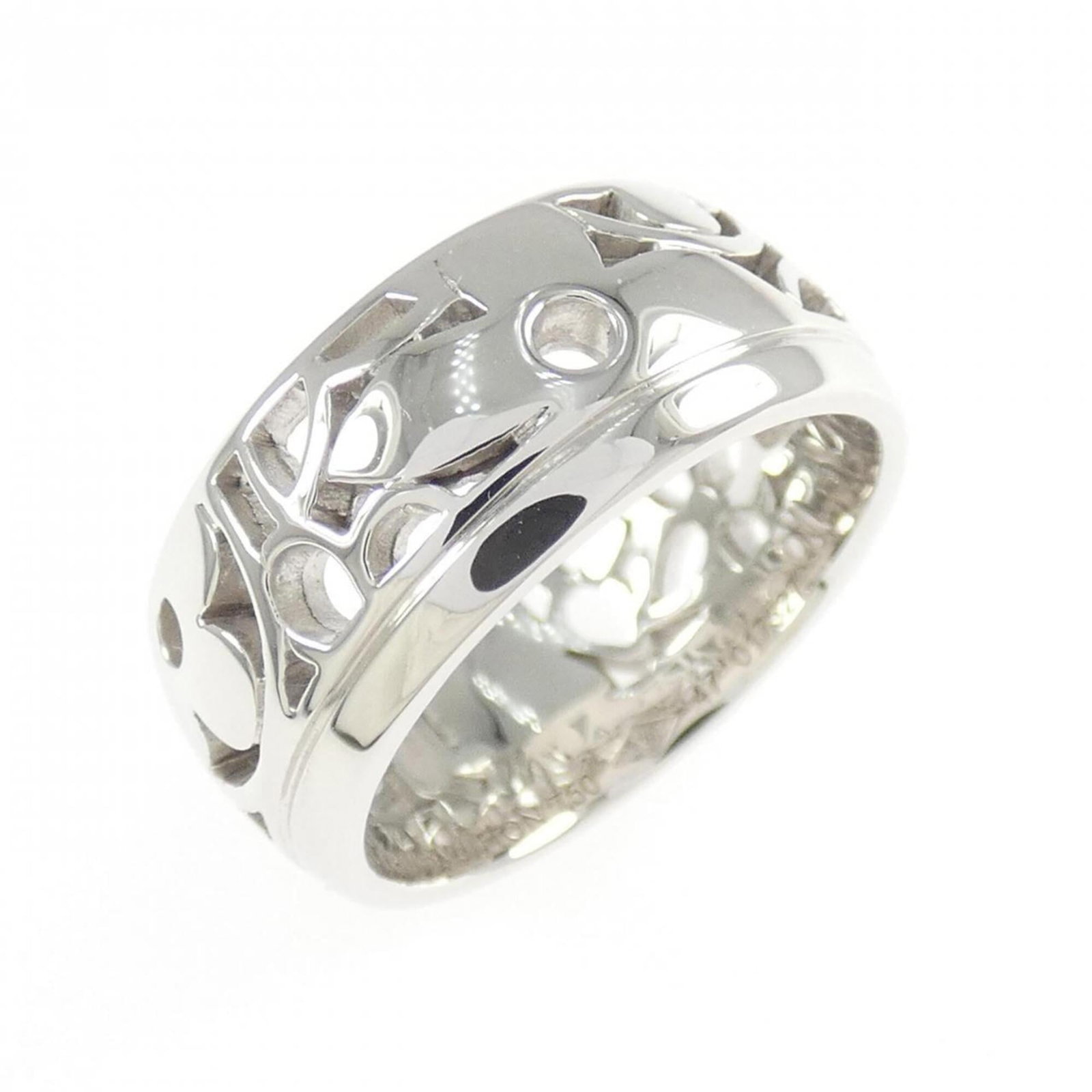 LOUIS VUITTON Band Ring White Gold (18K): LOUIS VUITTON Band Ring White Gold (18K) White gold (18K) band ring from Louis Vuitton, featuring a classic design with a subtle touch of luxury. Gently used with minor signs of wear, this band ring i