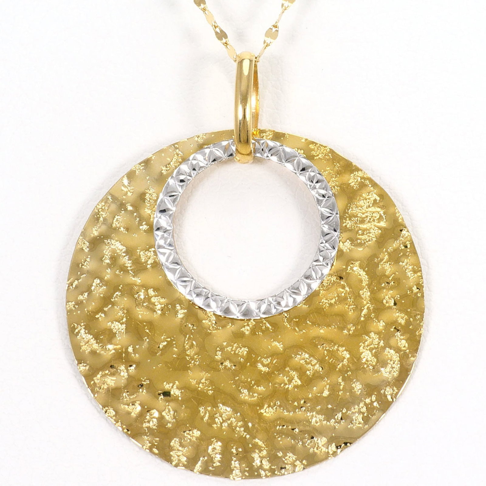 Pink Gold (18K) White Gold (18K) Yellow Gold (18K): Pink Gold (18K) White Gold (18K) Yellow Gold (18K) Pink gold, white gold, and yellow gold come together in this 18K triple metal necklace, showcasing a unique blend of colors. The necklace features a