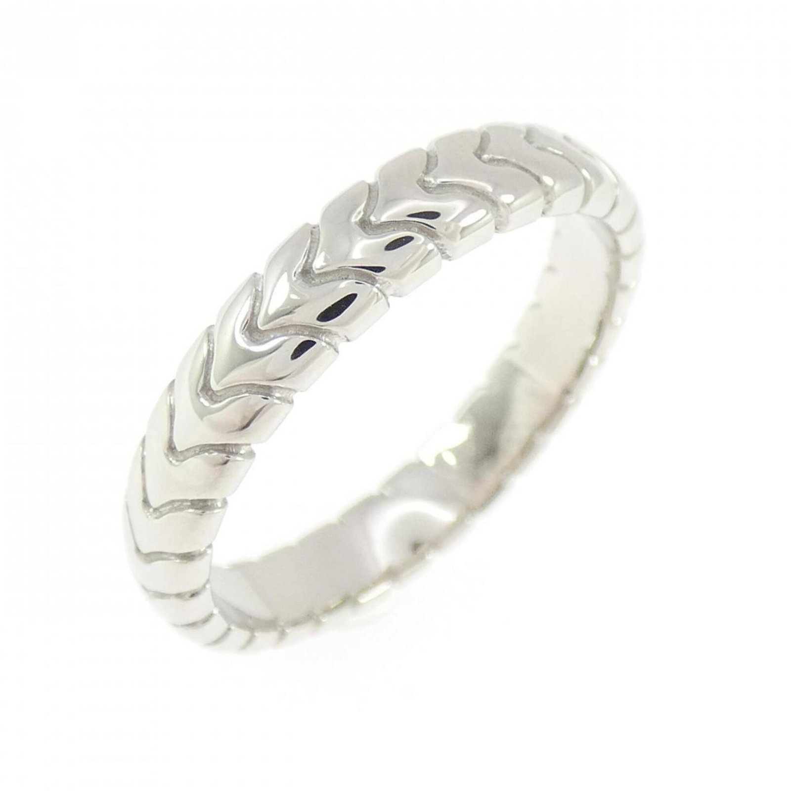 BVLGARI Band Ring Platinum 950: BVLGARI Band Ring Platinum 950 Bvlgari Band Ring Platinum 950, a sleek and sophisticated accessory, boasts a striking platinum 950 band with a subtle presence. Gently used with minor signs of wear, th
