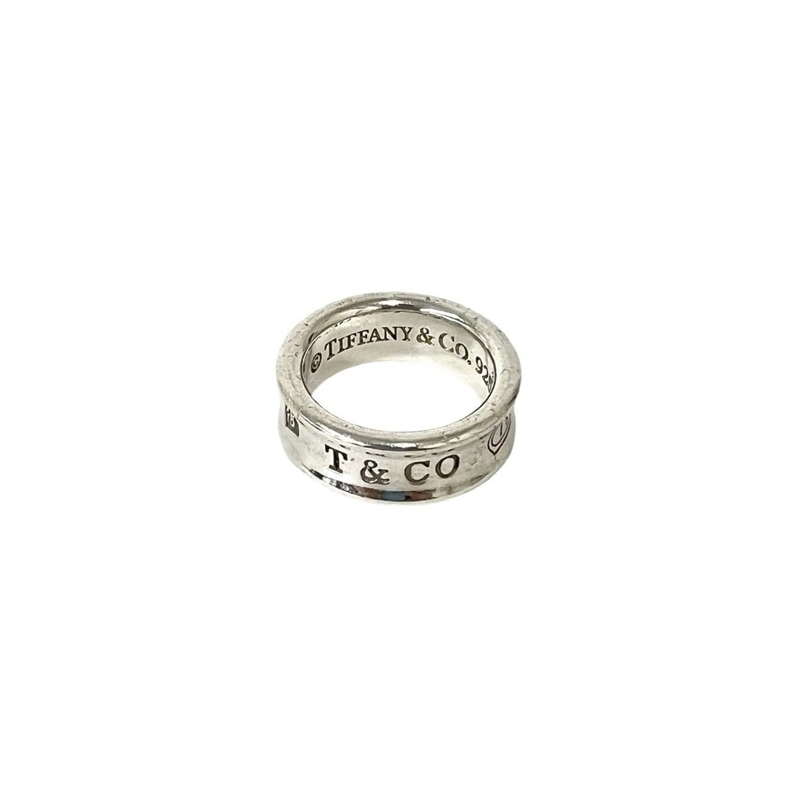 TIFFANY Band Ring Silver 925: TIFFANY Band Ring Silver 925 Silver 925 band ring from Tiffany, a classic design with a subtle elegance. This pre-owned ring features scratches and scuffs, but remains fully functional and in good con