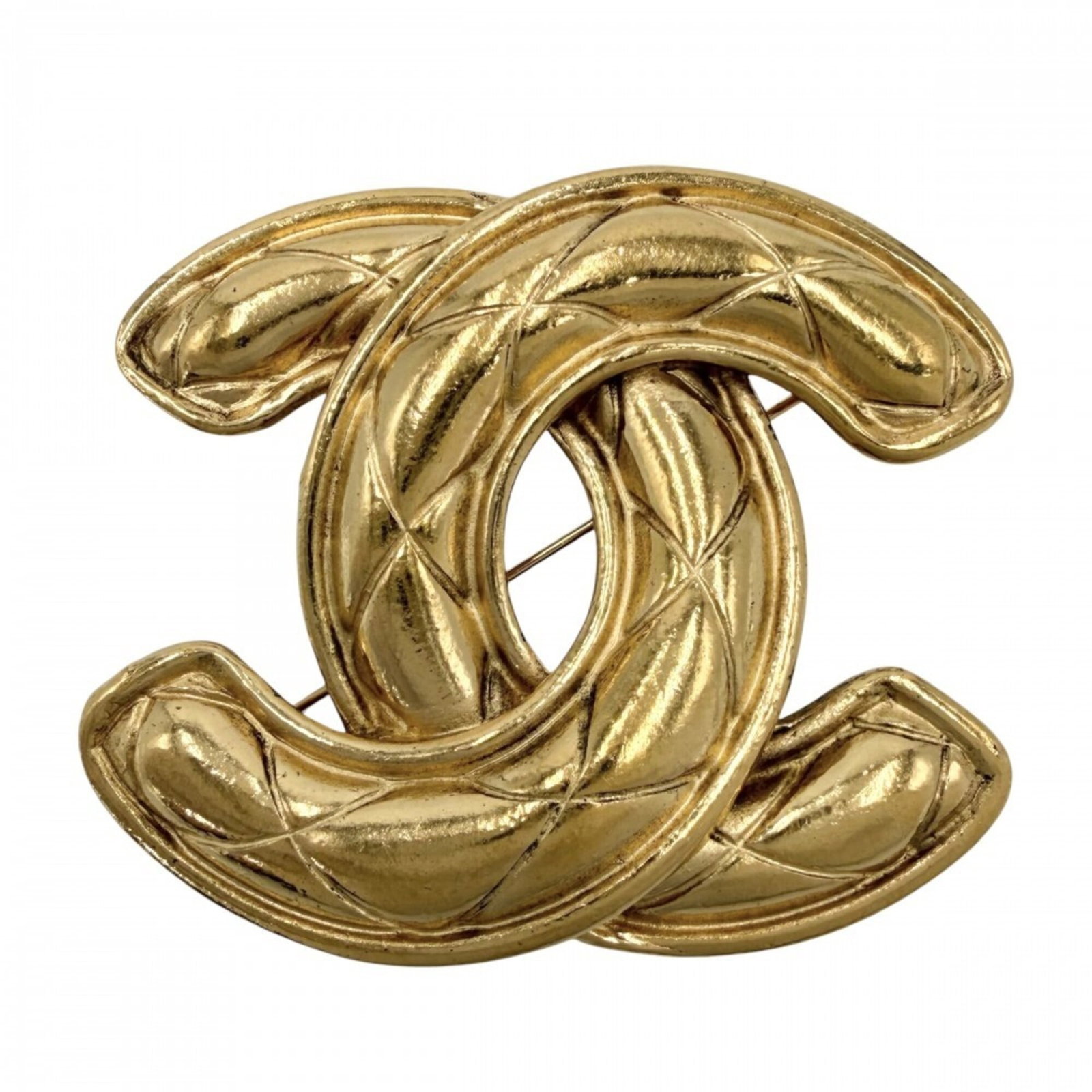 CHANEL Brooch Gold: CHANEL Brooch Gold Gold plated Matelasse brooch from the iconic Chanel line, featuring a delicate design with visible wear and scratches from its vintage condition. This 5cm x 5.7cm brooch weighs