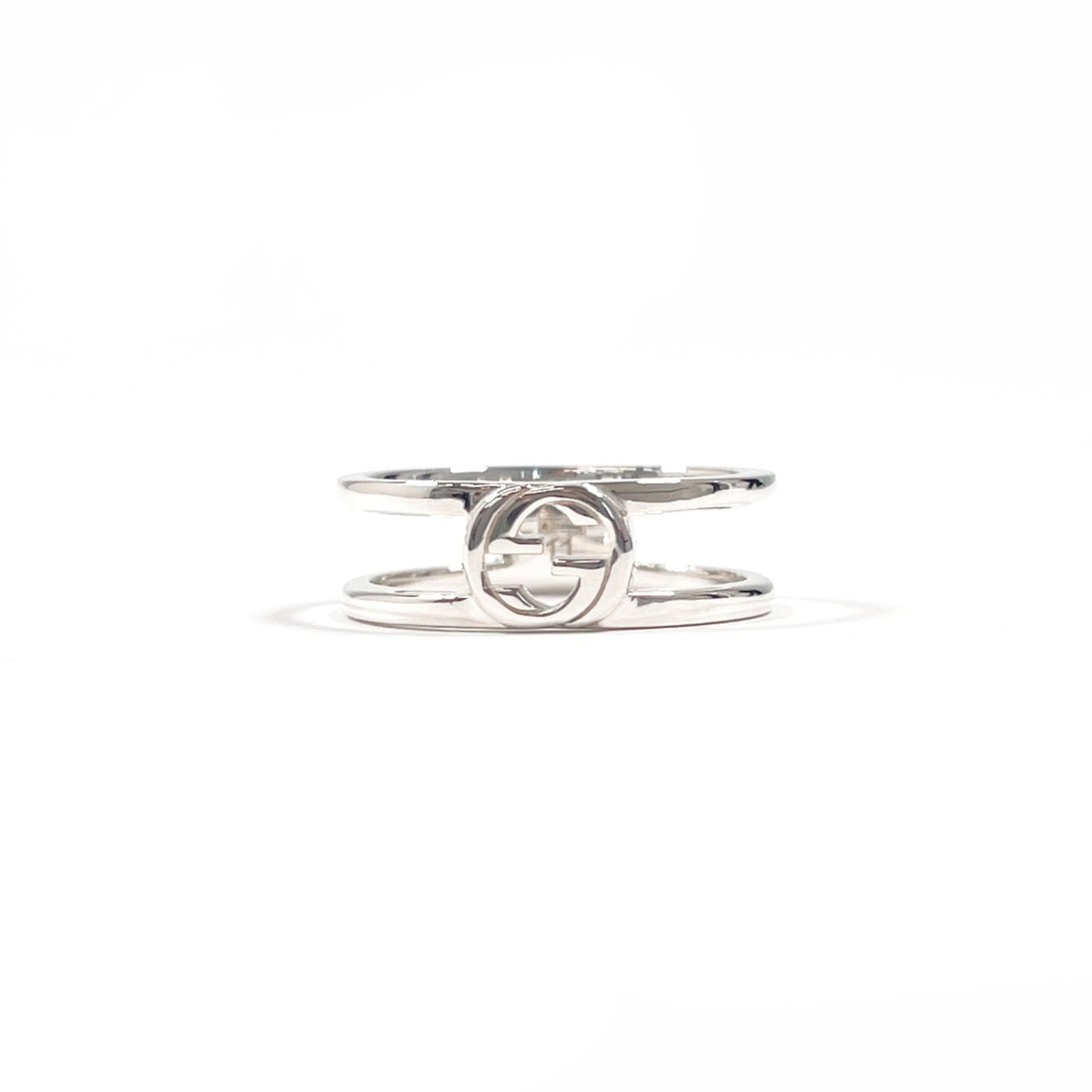 GUCCI Band Ring Silver 925: GUCCI Band Ring Silver 925 Silver 925 band ring from Gucci, a stylish and elegant accessory for women. This gently used ring features minor signs of wear, including small scratches or light marks, but