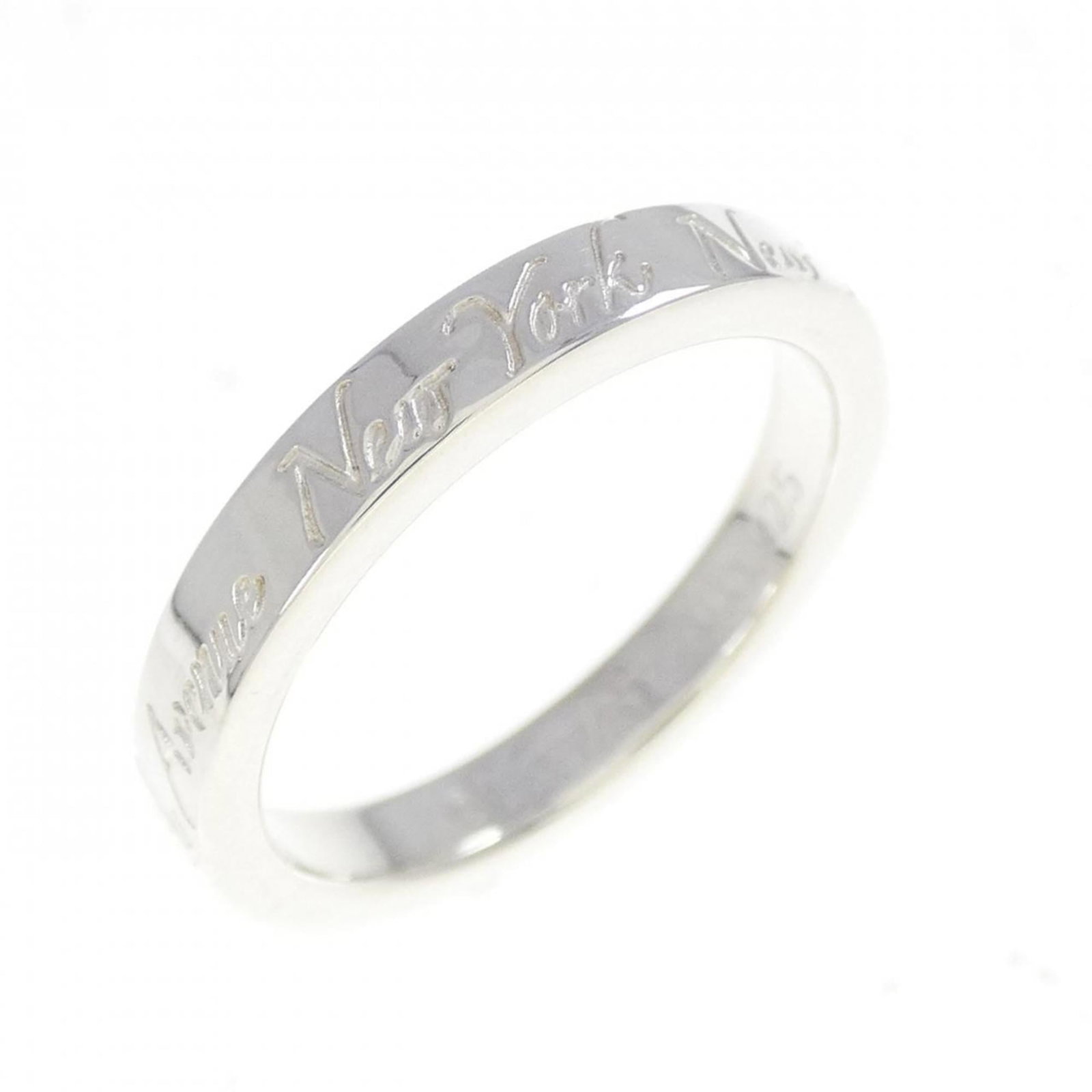 TIFFANY Band Ring Silver 925: TIFFANY Band Ring Silver 925 Silver 925 band ring from Tiffany, a classic design with a subtle elegance. This gently used ring features minor signs of wear, including small scratches or light marks,