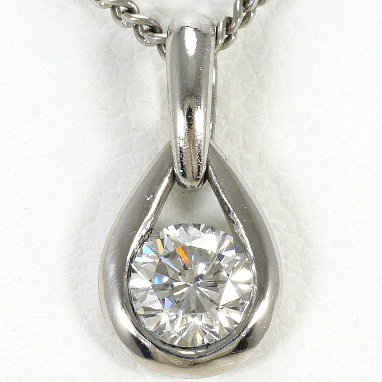 Platinum Platinum 850: Platinum Platinum 850 Platinum 850 necklace boasts a stunning 0.32ct diamond pendant set in platinum, weighing 3.6g. Its 40cm length provides a versatile fit, while the 12mm x 6mm pendant size adds a