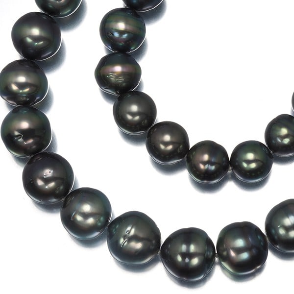 Tasaki Necklace Black South Sea Pearl 8.3-10.7Mm Silver: Tasaki Necklace Black South Sea Pearl 8.3-10.7Mm Silver Tasaki's silver necklace showcases a stunning South Sea pearl, measuring approximately 8.3-10.7mm in diameter. The cultured pearl is set in a hi