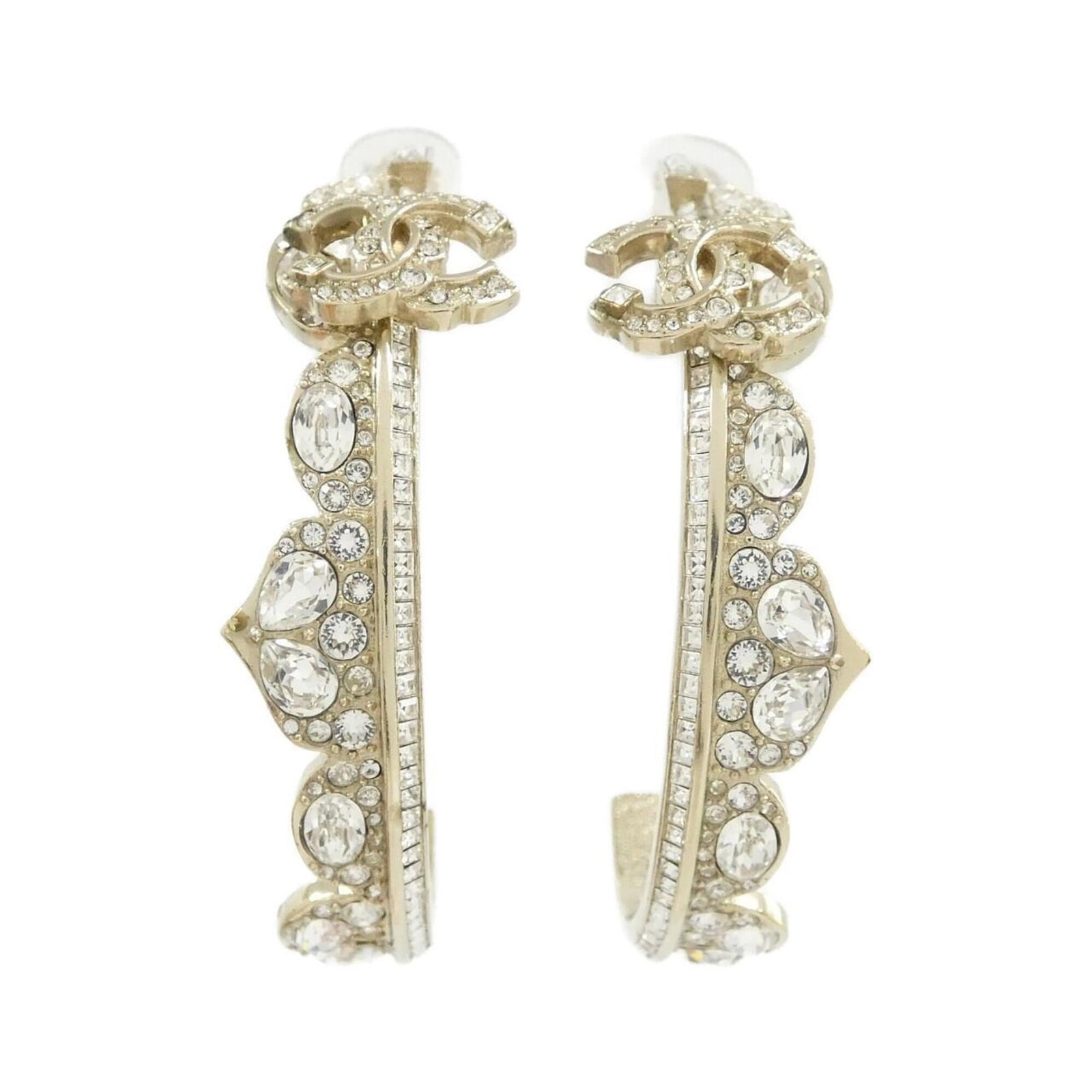 CHANEL Clip Earrings Clear Gold: CHANEL Clip Earrings Clear Gold Clear gold clip earrings from CHANEL, featuring a sleek and modern design. Gently used with minor signs of wear, these earrings showcase a clear gold finish and are in
