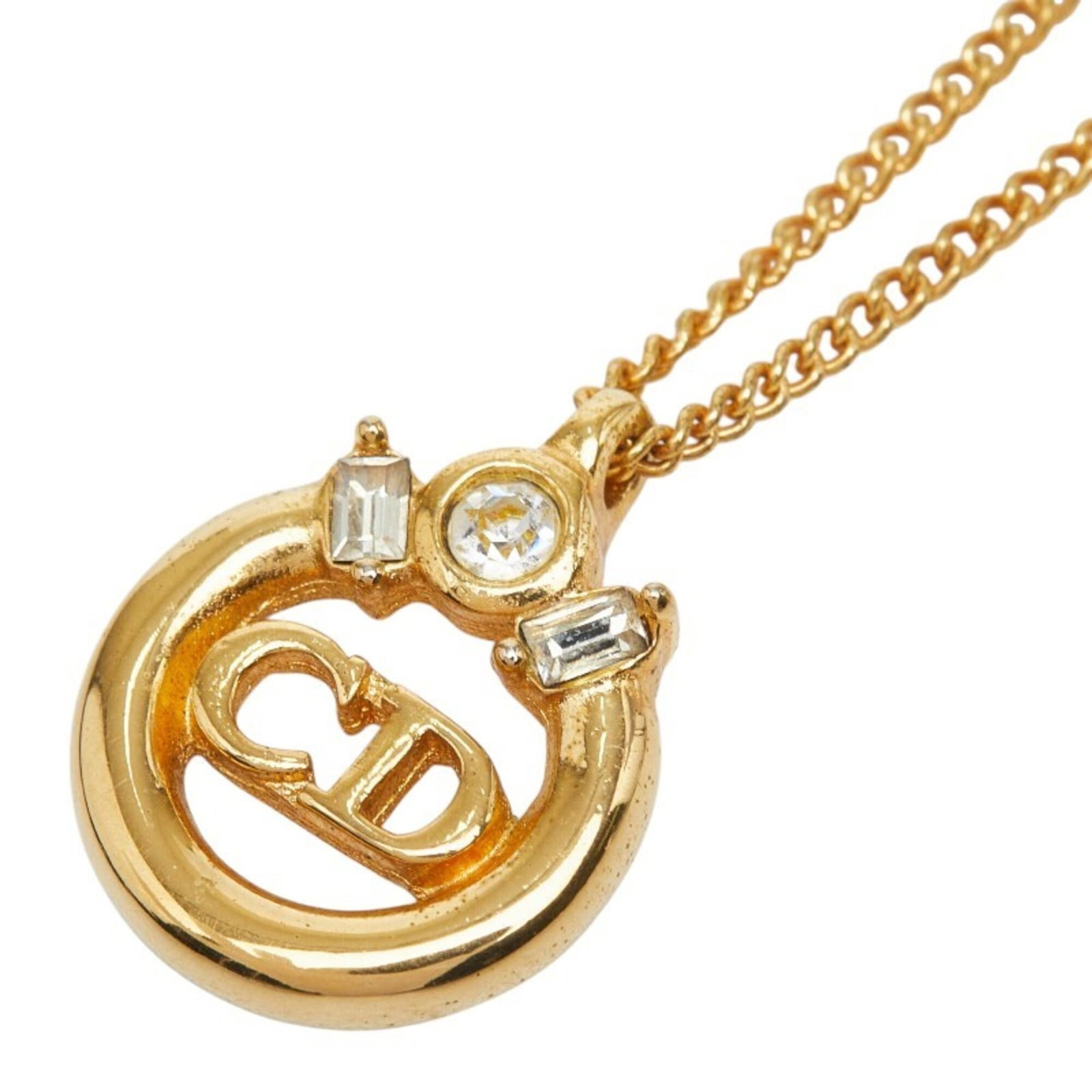 CHRISTIAN DIOR Gold Plating: CHRISTIAN DIOR Gold Plating Gold plating from Christian Dior adds a touch of luxury to any outfit. This 44 cm pendant necklace features a 19.9mm x 15.5mm rhinestone pendant, giving it a sparkling appe
