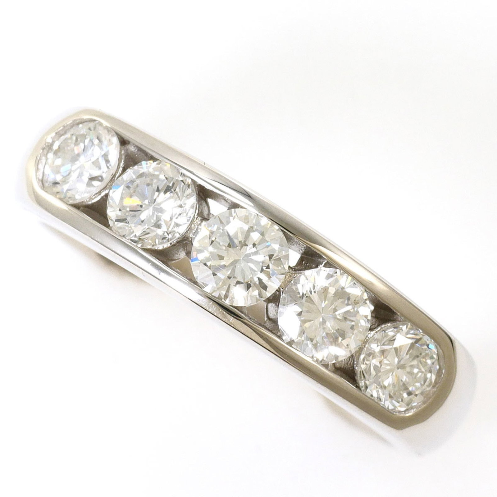 Band Ring Platinum 900: Band Ring Platinum 900 Platinum 900 band ring boasts a sleek 5mm width and 0.2'' profile, making it a stylish addition to any outfit. With a 0.855ct diamond stone securely set, this platinum band shin