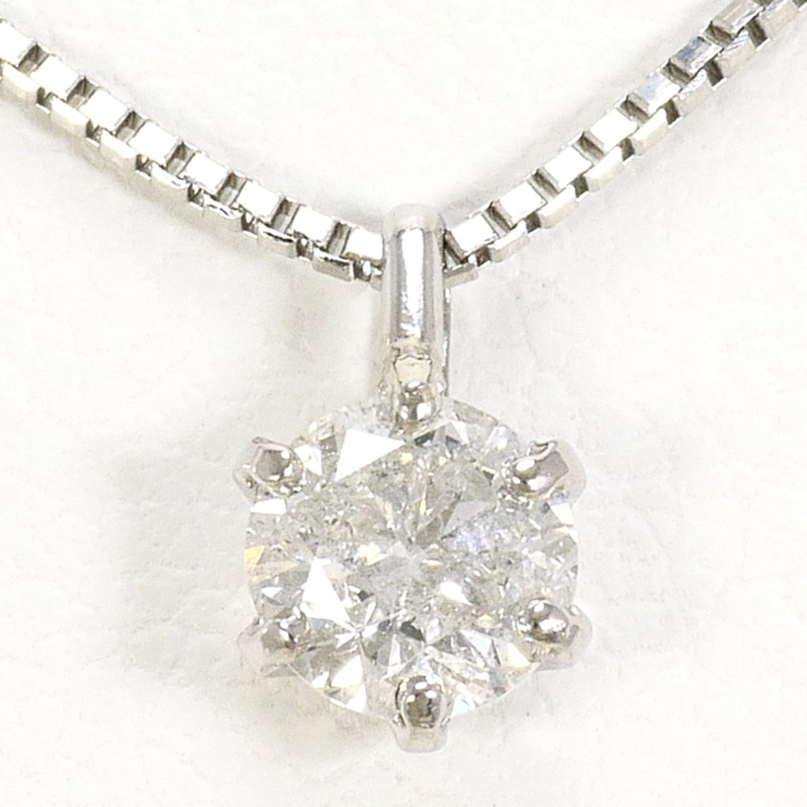Platinum 850 Platinum 900: Platinum 850 Platinum 900 Platinum 850 and 900 chain necklace boasts a stunning 0.3ct diamond pendant, expertly set against a sleek 7mm x 5mm platinum frame. This exquisite piece is crafted from
