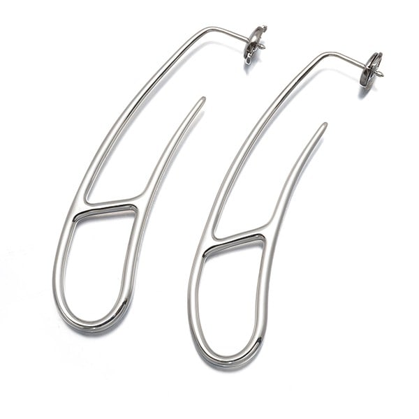 Hermes Earrings Chaine D'Ancretwist Twist 925 Sterling Silver: Hermes Earrings Chaine D'Ancretwist Twist 925 Sterling Silver Sterling silver earrings with a unique Chaine d'Ancre twist design, showcasing intricate details in 925 metal. The drop/dangle style