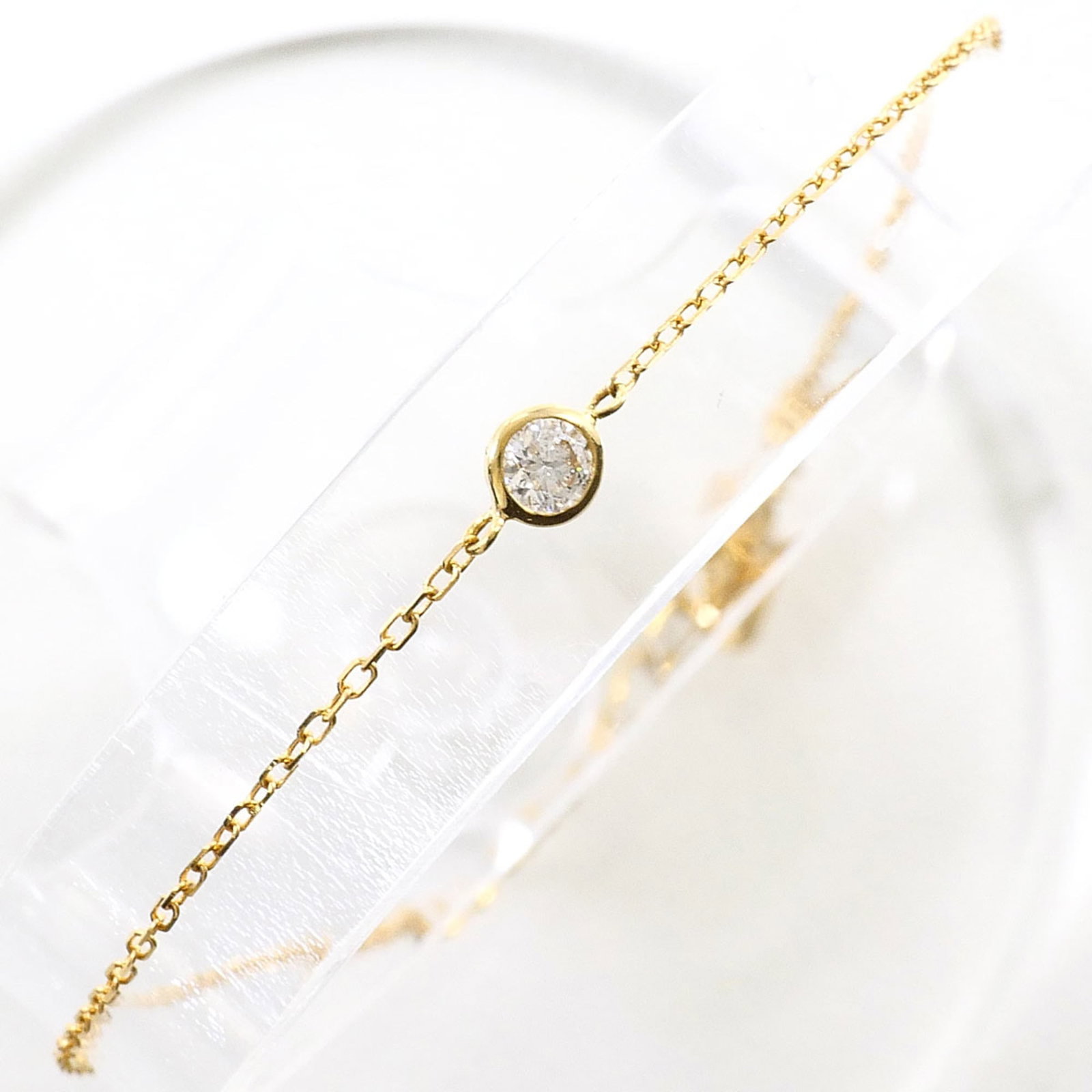 Charm Bracelet Yellow Gold (18K): Charm Bracelet Yellow Gold (18K) Yellow gold (18K) charm bracelet with a 0.10ct diamond, crafted from 18K gold, measures 19cm in length, and weighs 0.8g. This like-new used bracelet boasts excellent c