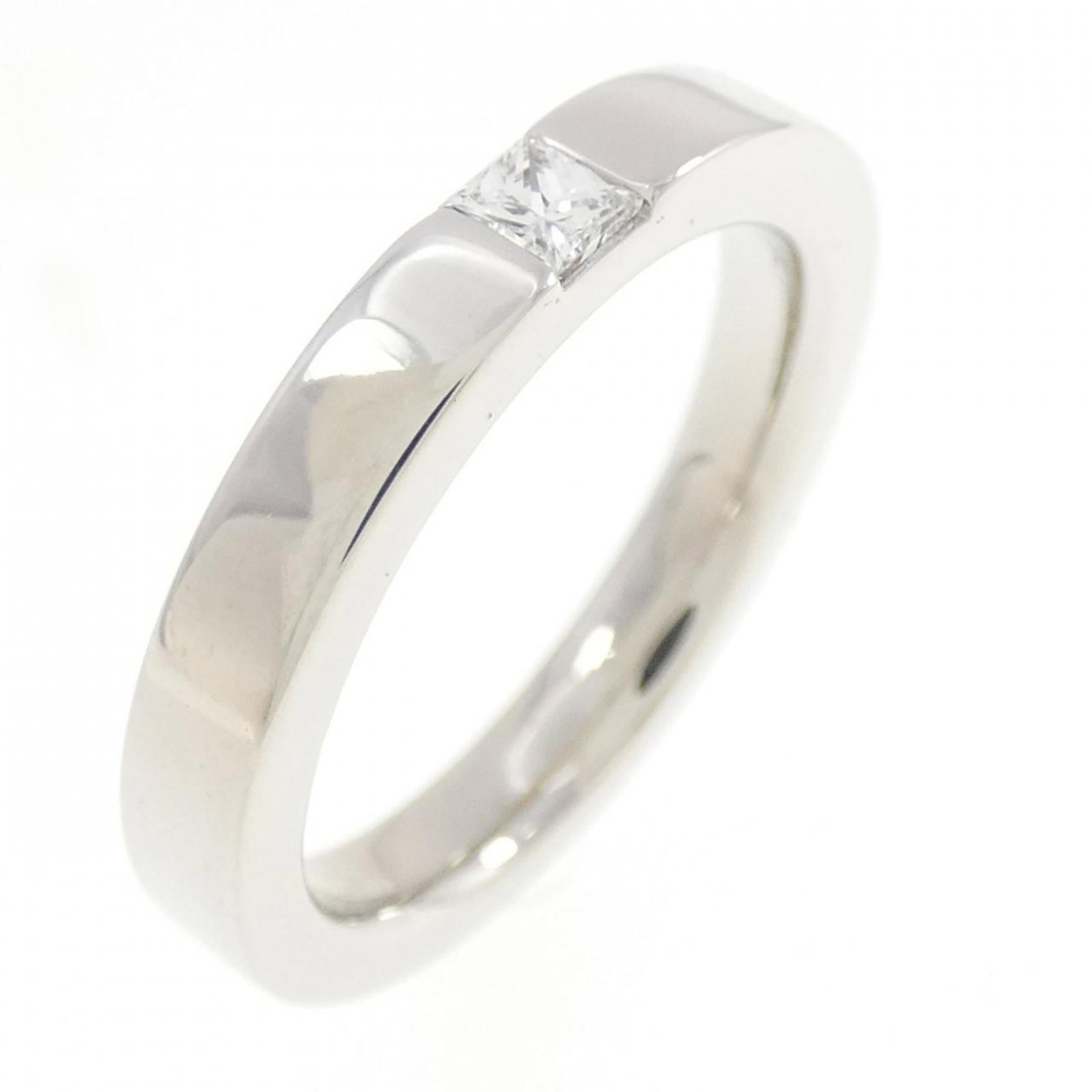 HARRY WINSTON Band Ring Platinum 950: HARRY WINSTON Band Ring Platinum 950 Platinum 950 band ring from Harry Winston, featuring a diamond stone, and available in US size 4.5, this luxurious piece is in like new condition with only the fai