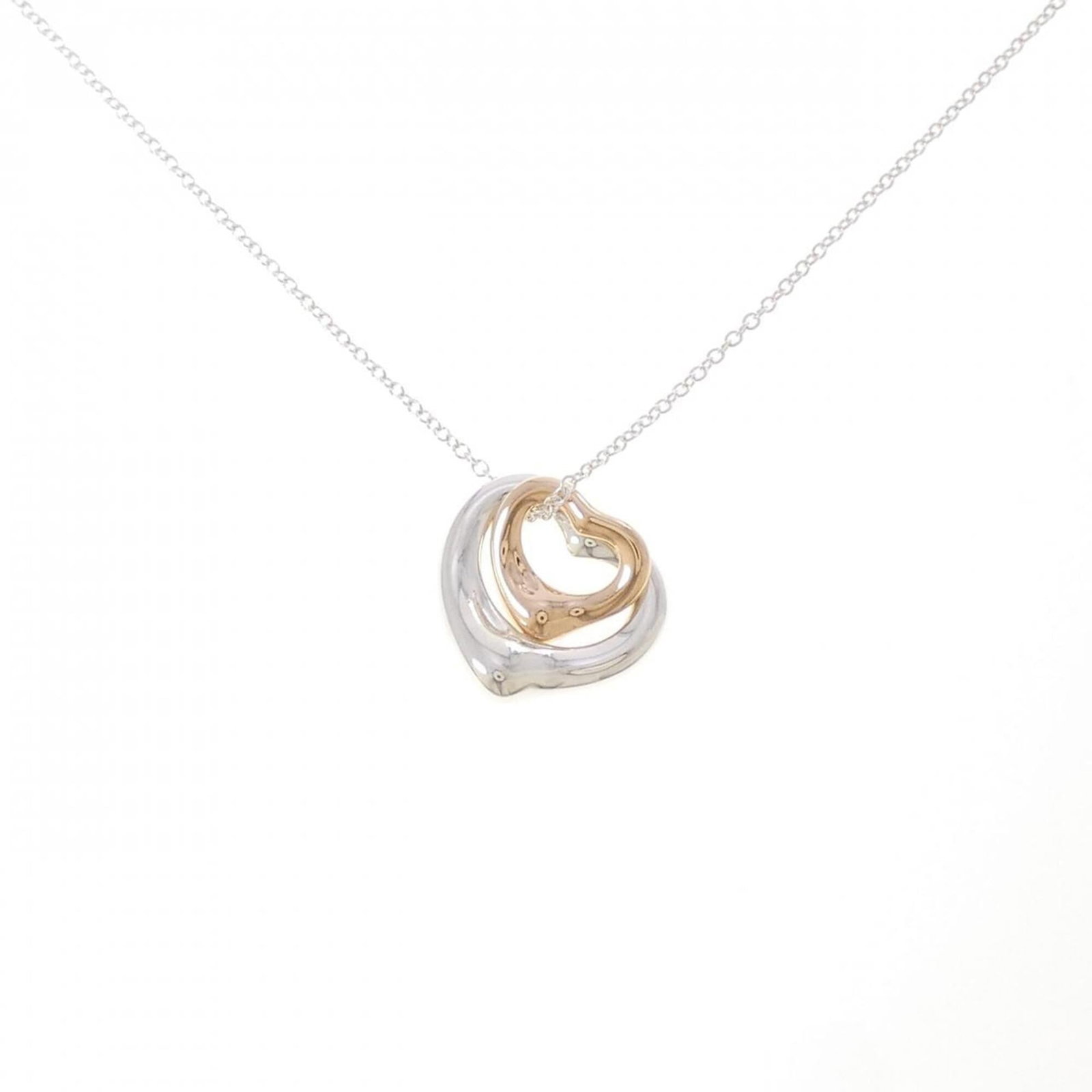 TIFFANY Pink Gold (18K) Silver 925: TIFFANY Pink Gold (18K) Silver 925 Pink gold (18K) and silver 925 come together in this elegant Tiffany necklace, featuring a beautiful pendant that measures 15.2mm x 14.8mm. Made from high-quality ma