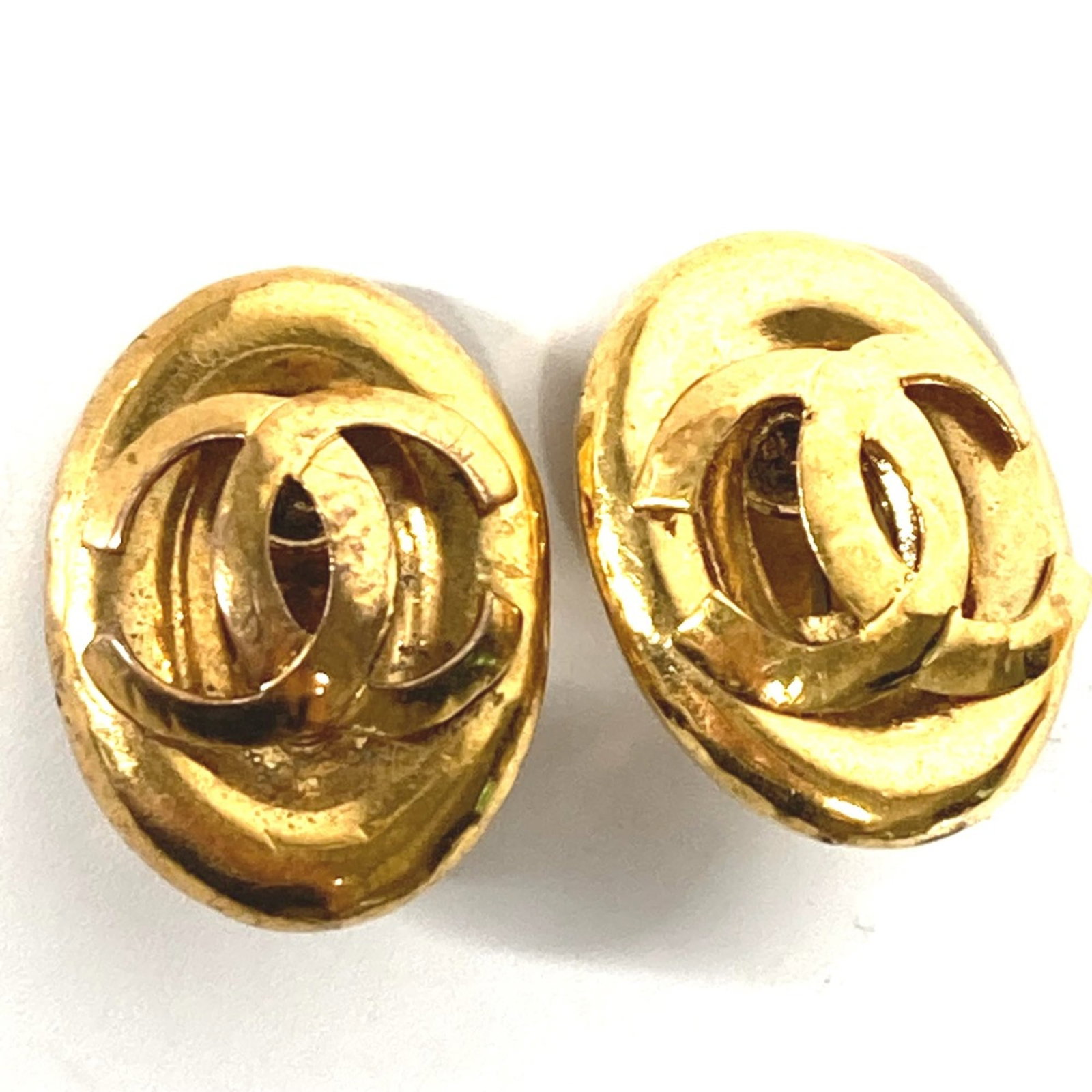 CHANEL Clip Earrings Other: CHANEL Clip Earrings Other Gold clip earrings from the iconic CHANEL brand, featuring a 30mm x 22mm design that adds a touch of elegance to any outfit. With visible wear and minor scratches, these ear
