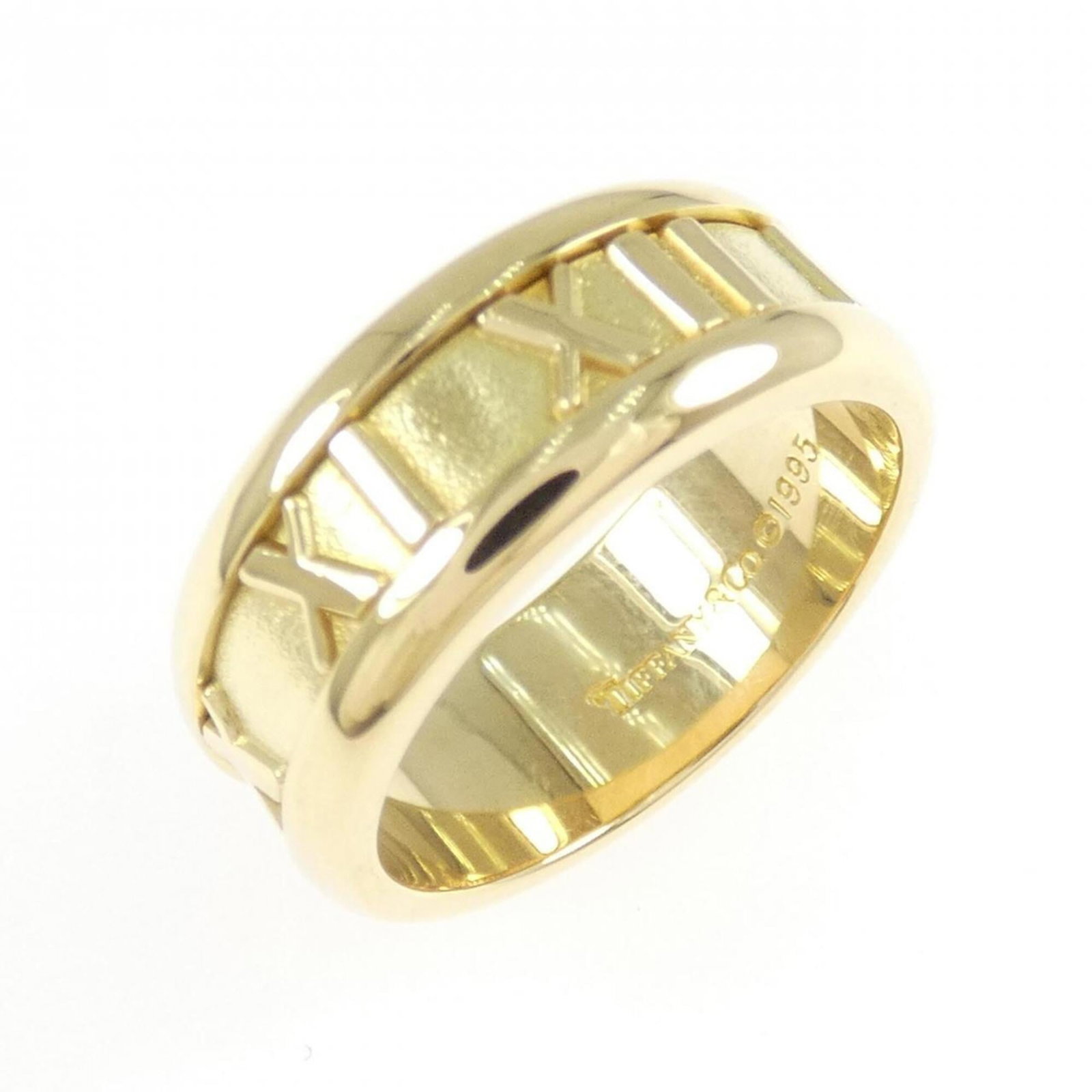 TIFFANY Band Ring Yellow Gold (18K): TIFFANY Band Ring Yellow Gold (18K) Yellow gold (18K) band ring from Tiffany, a timeless piece that exudes elegance. This like new used ring boasts the iconic Tiffany brand and features a sturdy yello