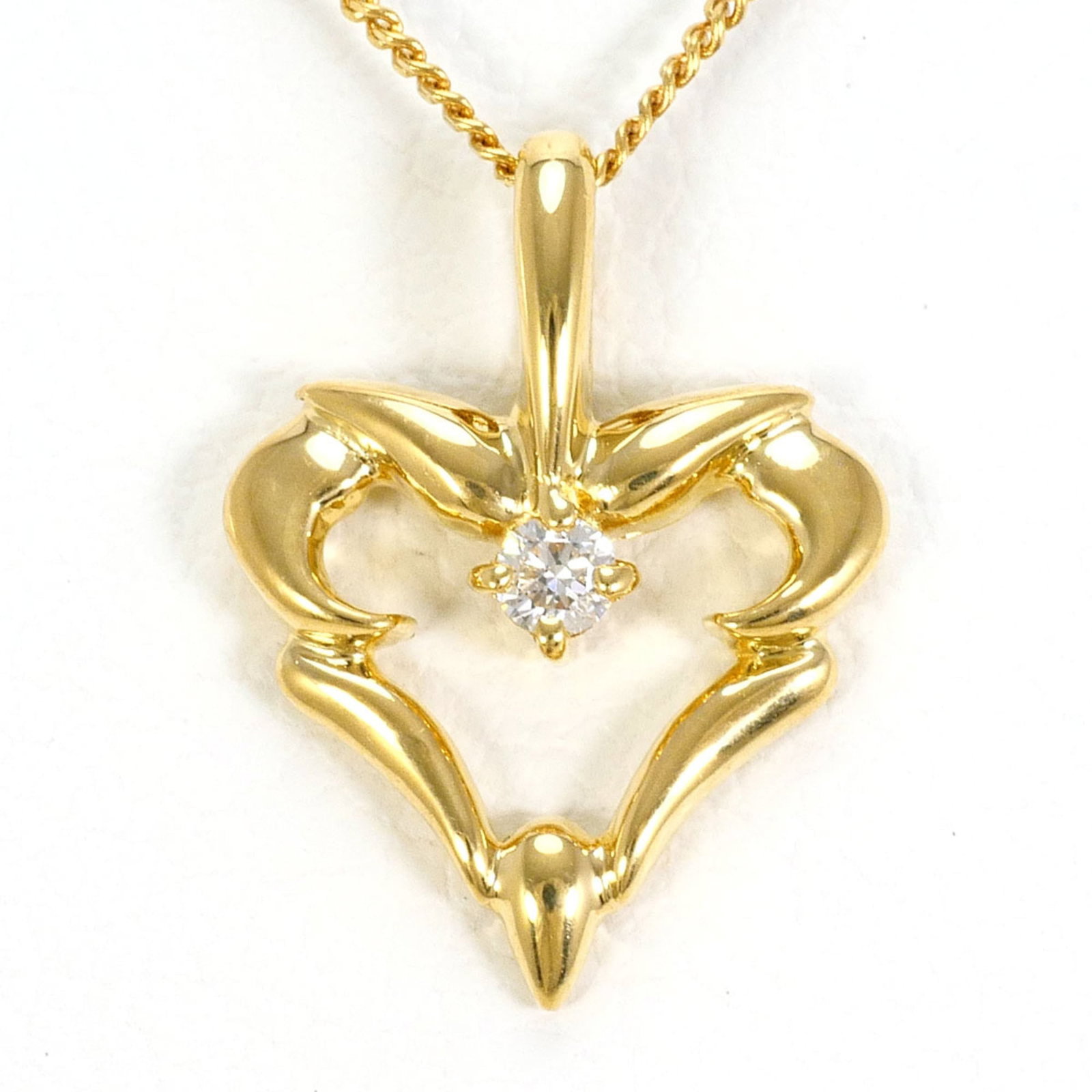 Yellow Gold (18K): Yellow Gold (18K) Yellow gold (18K) necklace with a 1.8g diamond pendant, set in a sturdy 40 cm chain, offering a touch of elegance and sophistication. The necklace is made from 18K yellow gold, a