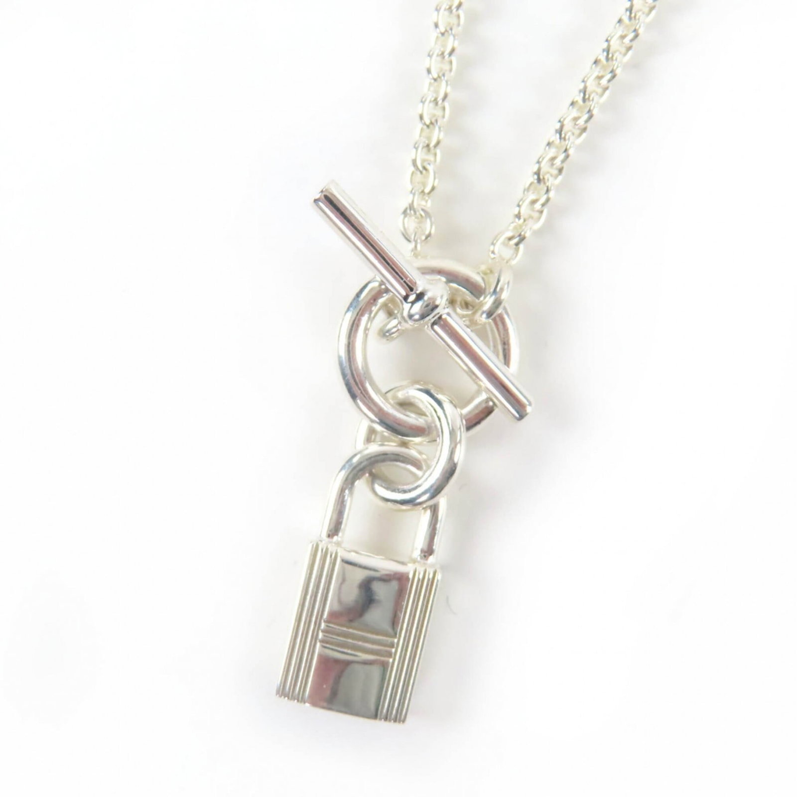 HERMES Silver 925: HERMES Silver 925 Silver 925 pendant from Hermes, a French luxury brand, features a sleek design with a 20mm x 8mm silver 925 stone. The necklace is made from high-quality silver and has a 40 cm