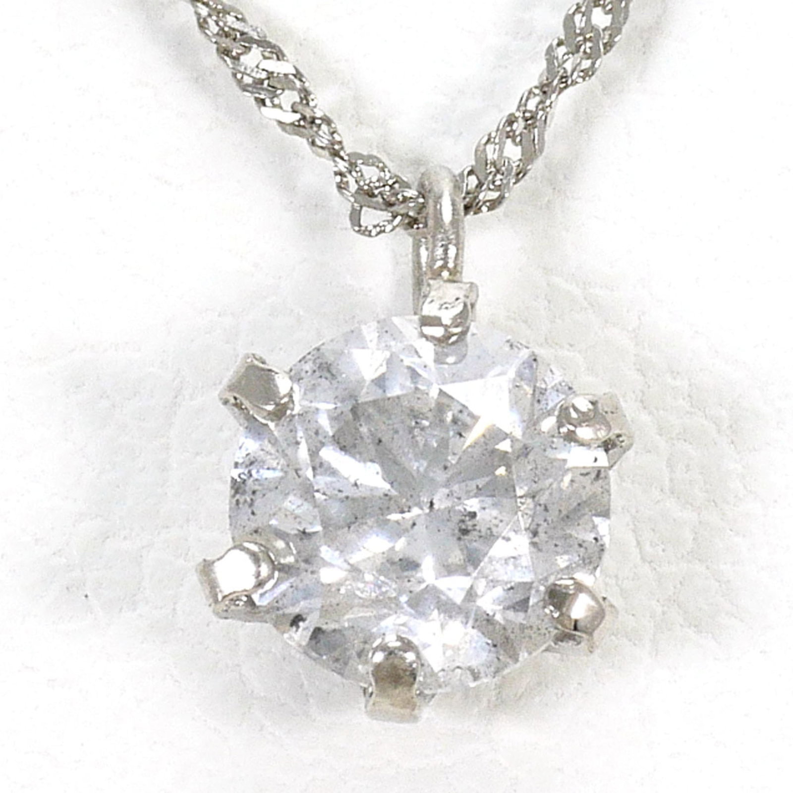 Platinum 1000 Platinum 850: Platinum 1000 Platinum 850 Platinum 1000 and 850 combine in this elegant necklace, featuring a 0.5 carat diamond set in a platinum pendant. The necklace boasts a 42 cm circumference and measures 8mm