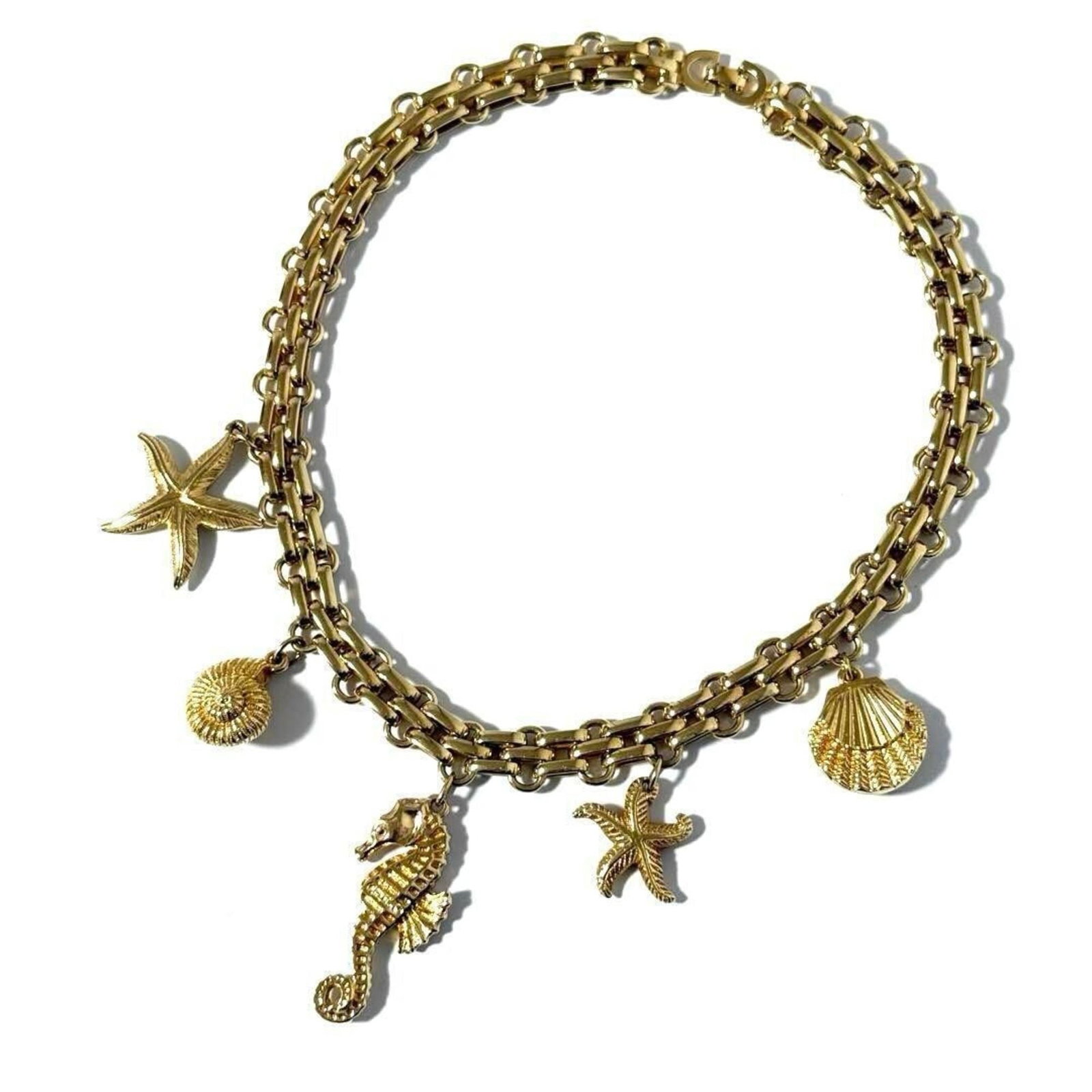 CHRISTIAN DIOR Metal: CHRISTIAN DIOR Metal Metal pendant from Christian Dior, a classic necklace featuring a metal pendant. The necklace is made of metal and has a 40 cm / 15.74'' neck circumference, suitable for women. It