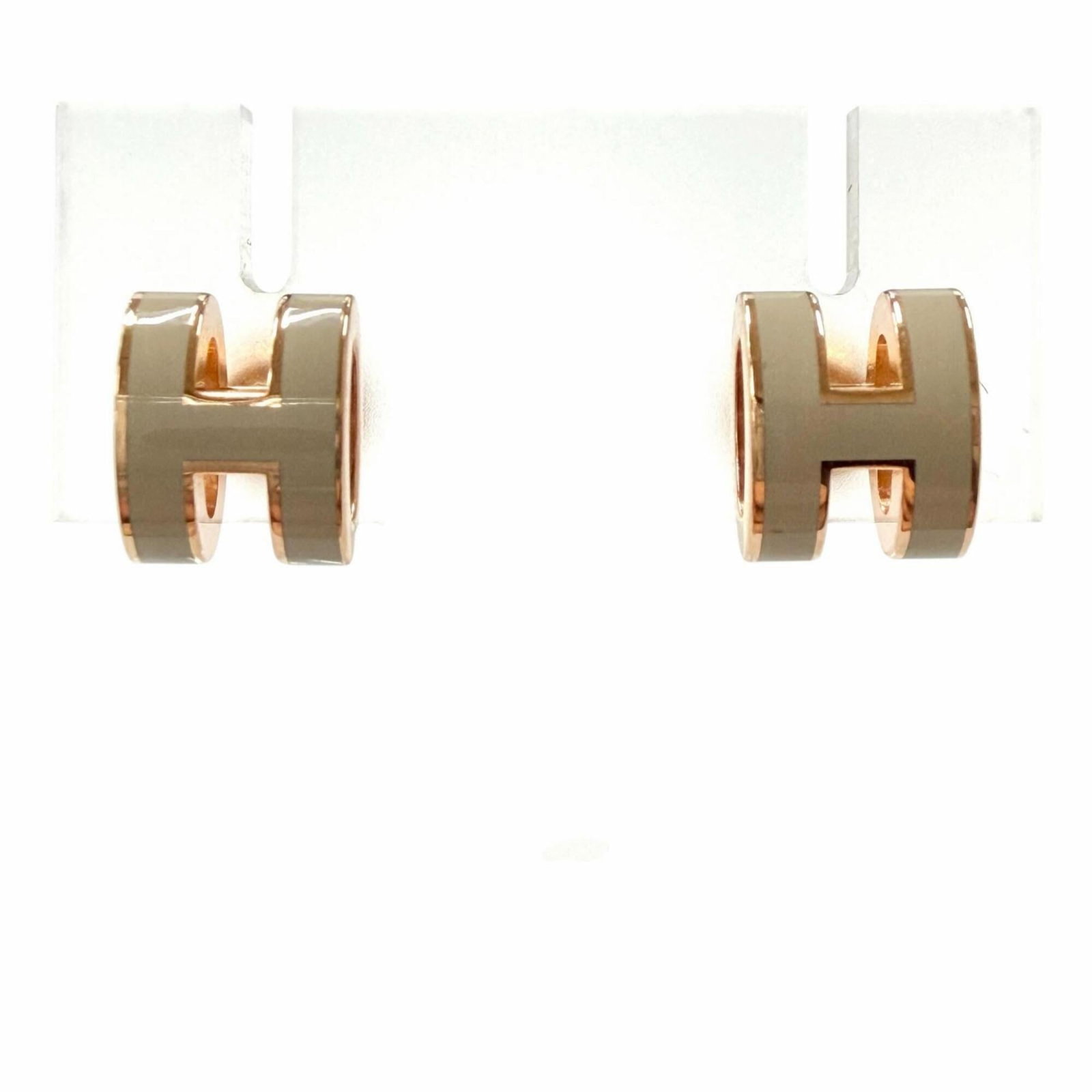 HERMES Stud Earrings Rose Gold: HERMES Stud Earrings Rose Gold Stud earrings from the renowned French fashion house Hermes, crafted in rose gold. These Like New earrings feature a classic design with a subtle elegance, measuring