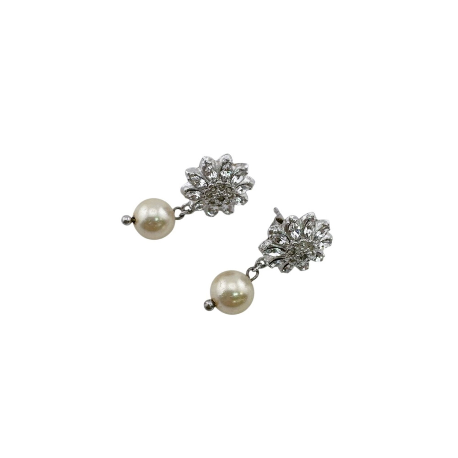 MIU MIU Stud Earrings Silver 925: MIU MIU Stud Earrings Silver 925 Silver 925 stud earrings from Miu Miu, bearing a signature, are available. Gently used with minor signs of wear, these earrings showcase a silver finish and are in