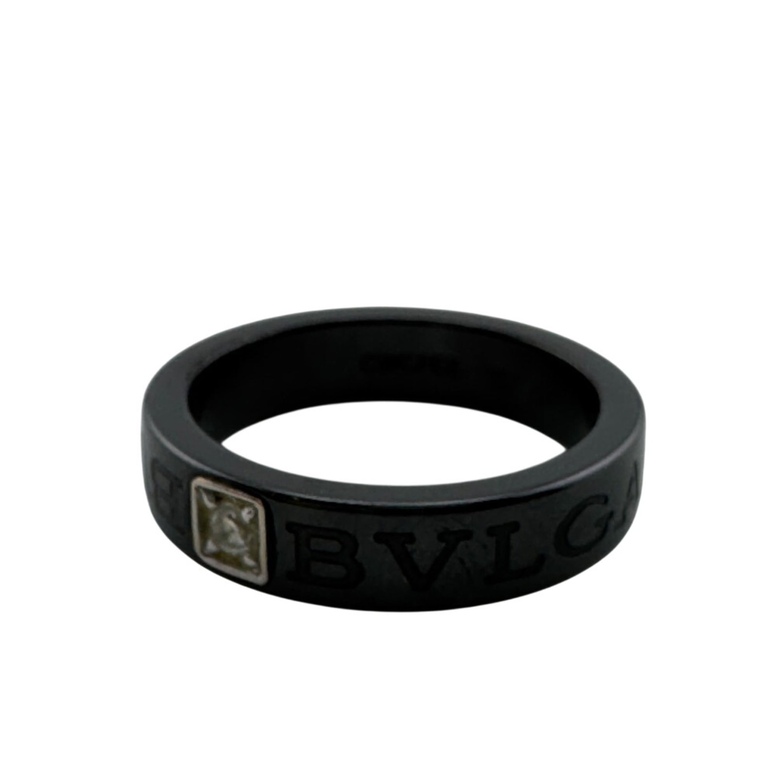BVLGARI Gold (18K): BVLGARI Gold (18K) BVLGARI Gold (18K) is a black gold bangle from the renowned fashion brand. This 18K gold bangle features visible scratches and scuffs, indicating it has been worn and used. Despite