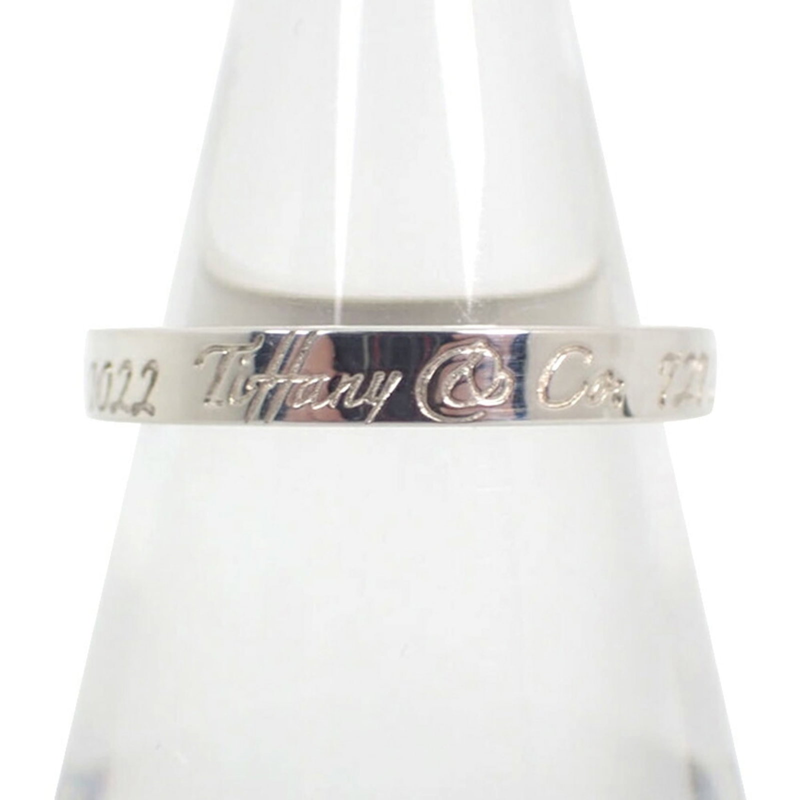 TIFFANY Band Ring Sterling Silver 925: TIFFANY Band Ring Sterling Silver 925 Sterling silver 925 band ring from Tiffany, featuring a classic design. The ring is in very good condition, gently used with minor signs of wear, and bears a sign