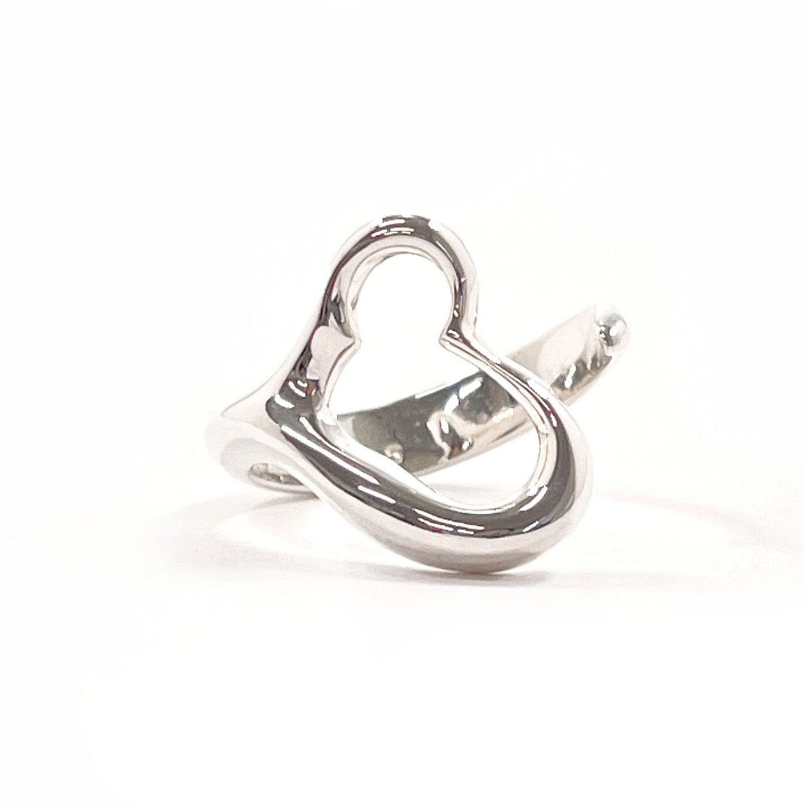 TIFFANY Band Ring Silver 925: TIFFANY Band Ring Silver 925 Silver 925 band ring from Tiffany, a classic design with a subtle elegance. Gently used, this ring features minor signs of wear, including small scratches or light marks, 