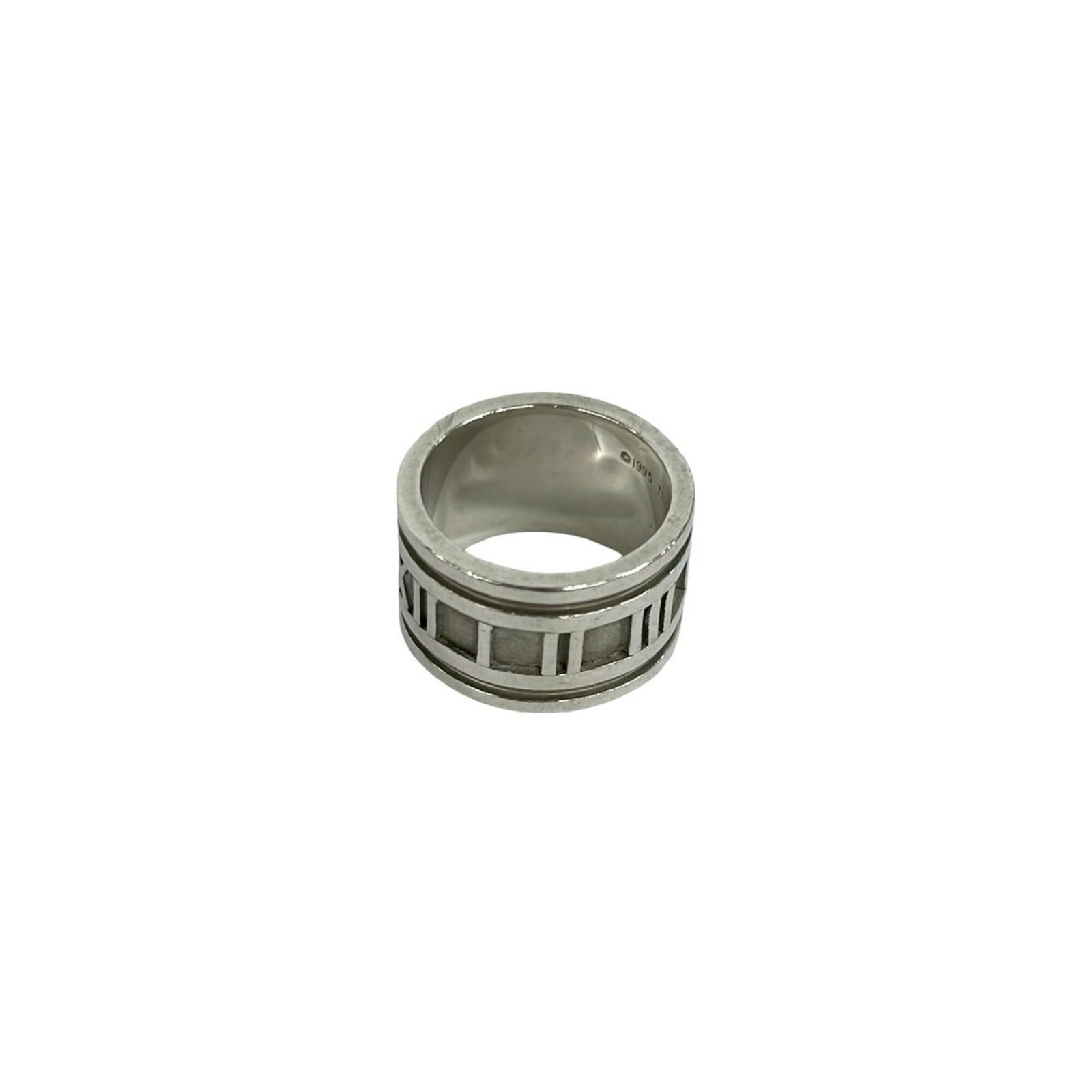 TIFFANY Band Ring Silver 925: TIFFANY Band Ring Silver 925 Silver 925 band ring from Tiffany, a classic design with subtle wear. The item bears visible scratches and scuffs, but remains fully functional in good overall condition. 